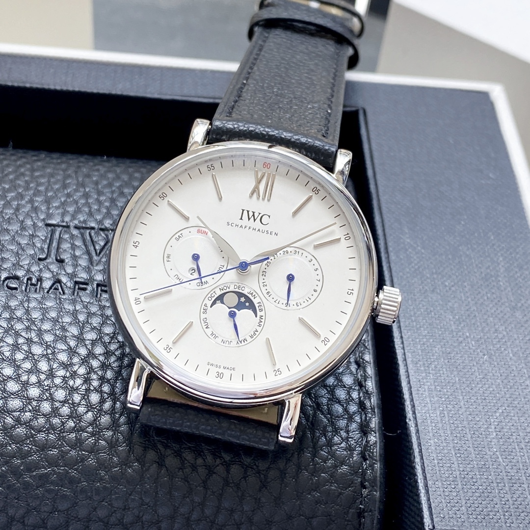 🔥颜值巔峰  傾情演繹🔥
IWC旗下最耀眼的明星，萬年一瞬，品鑒IWC萬國柏濤菲諾萬年曆腕表！
1⃣️ 【機芯】採用3836-2型自制機芯，其機芯運轉穩定，月相處更是1:1還原正品，在光線下月相中的星星太陽更是明亮發光，走時精准，幾乎零返修！
2️⃣【表殼】正品開模，1:1完美還原！腕表尺寸40mm，整個表殼採用獨家研發的CNC精磨工藝，與原裝工藝效果如出一轍！
3️⃣【錶盤】錶盤12刻度細節精益求精，1:1還原鍍銀錶盤，9位更是1:1還原閏年設計，採用雙面防反光拱形鍍膜鏡面，使其整體錶盤質感更佳