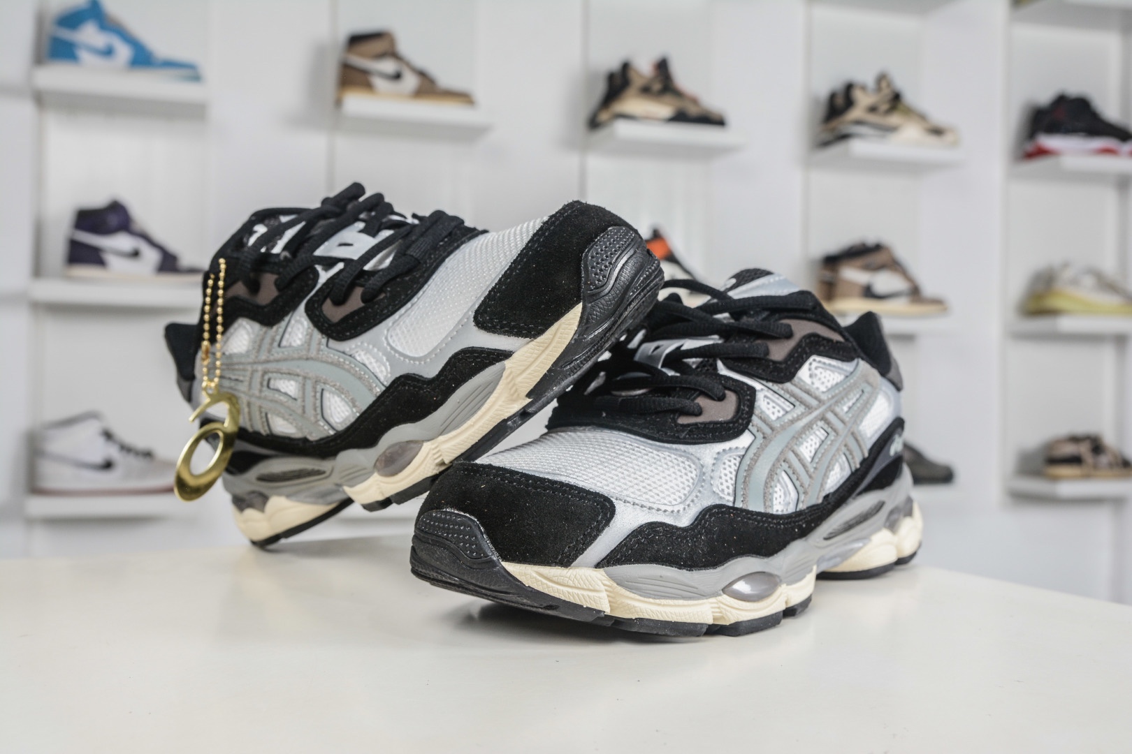 Asics Gel-NYC 亞瑟士運動休閒透氣專業跑鞋 
貨號: 1203A789 750
尺碼：36 37 37.5 38 39.5 40 40.5 41.5 42 42.5 43.5 44 45