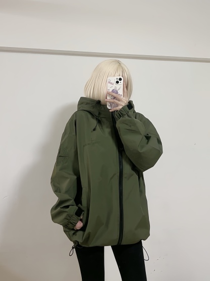 Stone Island/石頭島 24ss 手臂刺繡羅盤衝鋒衣外套
石頭島春季最熱單品 超級吸睛的一款衝鋒衣外套 一眼就能愛上 採用梭織防風防水面料 手感細膩順滑 寬松連帽的版型  水洗標一應俱全 細節滿滿的一款衝鋒衣 大廠代工 品質可靠 

-略帶復古感的機能衝鋒衣 城市徒步 戶外穿行都很出挑 男女都可以駕馭的一款潮流單品 
Color：黑色
A Size：S-XXL