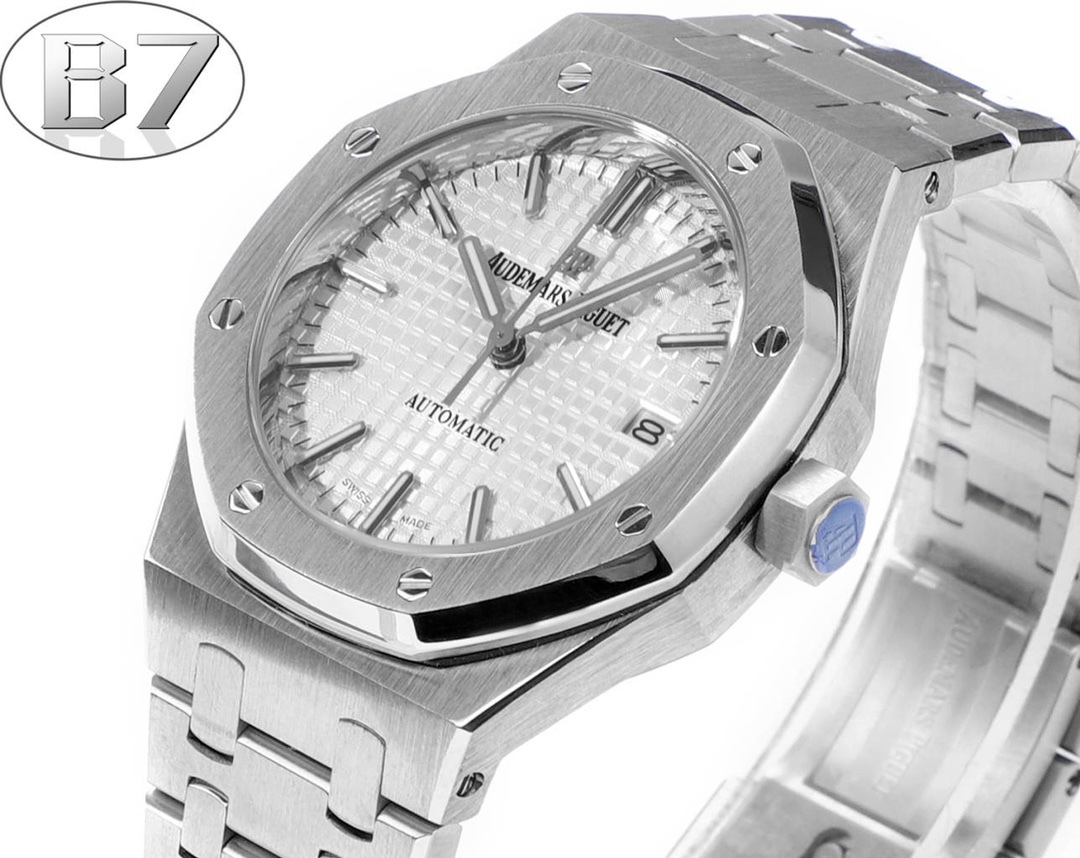 B7  Factory
AP愛彼 女款愛彼皇家橡樹 剔除機芯甲板多餘部分，使之變得更加鏤空——成就鋼表巔峰—— 實力演繹 衛冕“鋼”王！【6大精妙之處】1.正品拆解開模，尺寸為37毫米與正品一致！2.完美還原正品表殼的每一處細節，盡顯正品“稜角分明 堅毅果敢”的陽剛氣質。3.鋼帶的做工無可挑剔，比市面上任何鋼帶表做工均要更上一層樓，鋼帶頭粒和表頭銜接的“緩衝帶”的鬆緊程度與正品一模一樣。4.自動陀的與原裝致敬，是市面唯一做到顏色於原裝一致的版本（市面一般版本均偏紅）其上的ap族徽雕刻獨一無二。