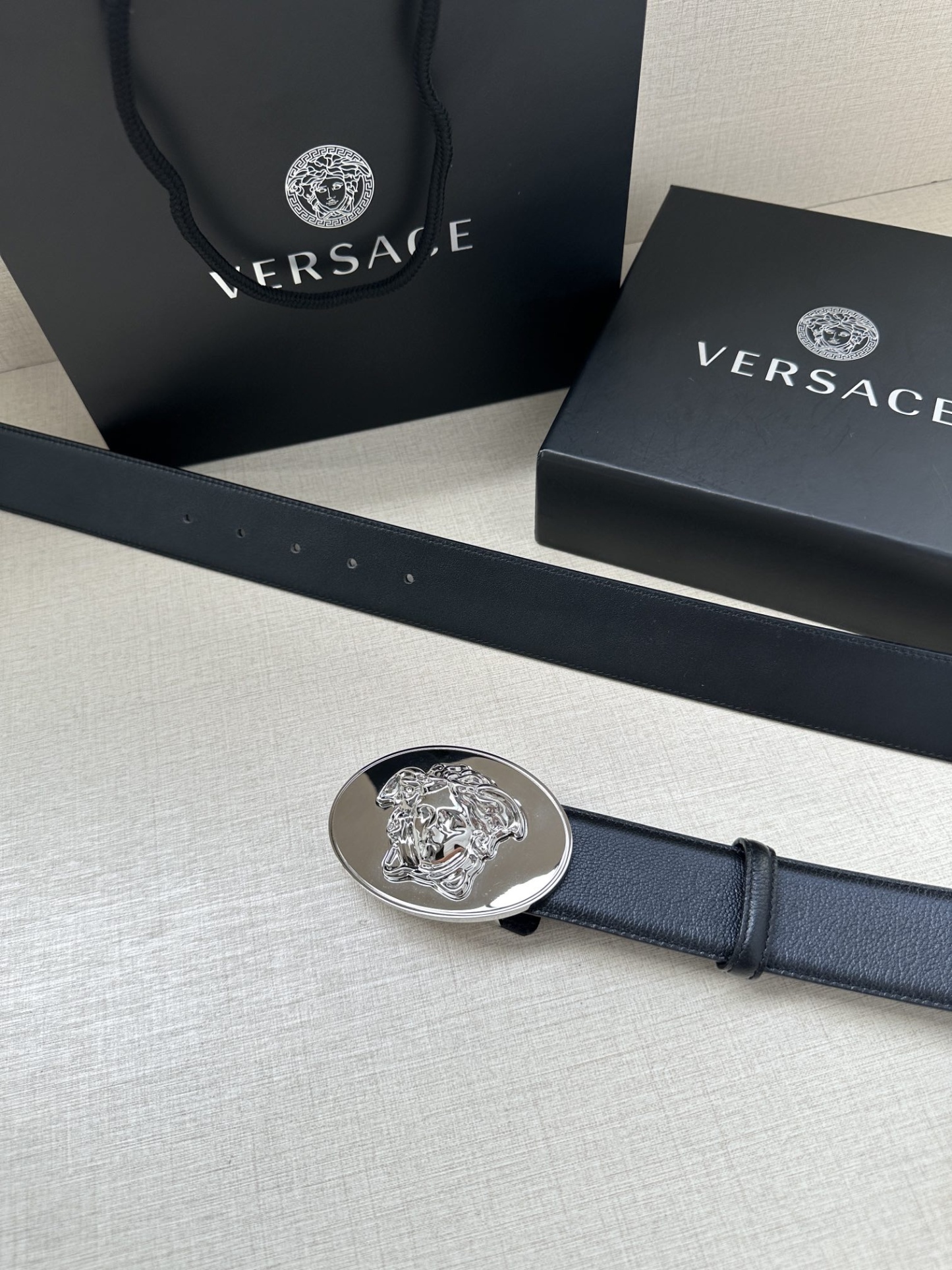 寬度：4.0cm （範思哲） 此款橢圓五金配件、腰帶飾有標誌性的Versace美杜莎頭像扣，彰顯品牌格調。是一款精美的衣櫥必備單品。