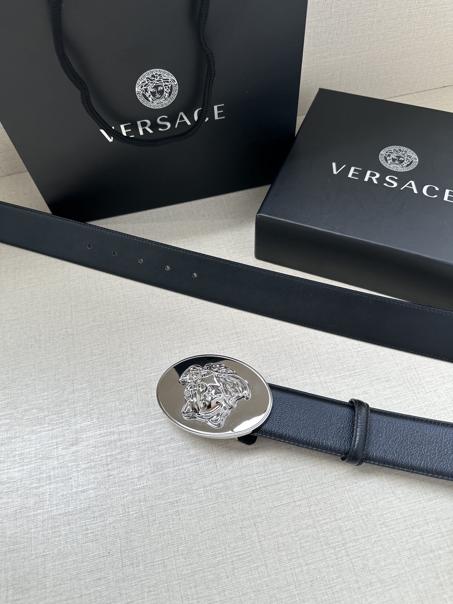 寬度：4.0cm （範思哲） 此款橢圓五金配件、腰帶飾有標誌性的Versace美杜莎頭像扣，彰顯品牌格調。是一款精美的衣櫥必備單品。