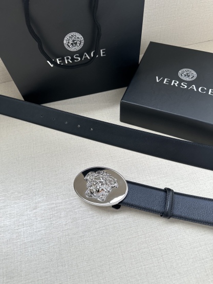 寬度：4.0cm （範思哲） 此款橢圓五金配件、腰帶飾有標誌性的Versace美杜莎頭像扣，彰顯品牌格調。是一款精美的衣櫥必備單品。