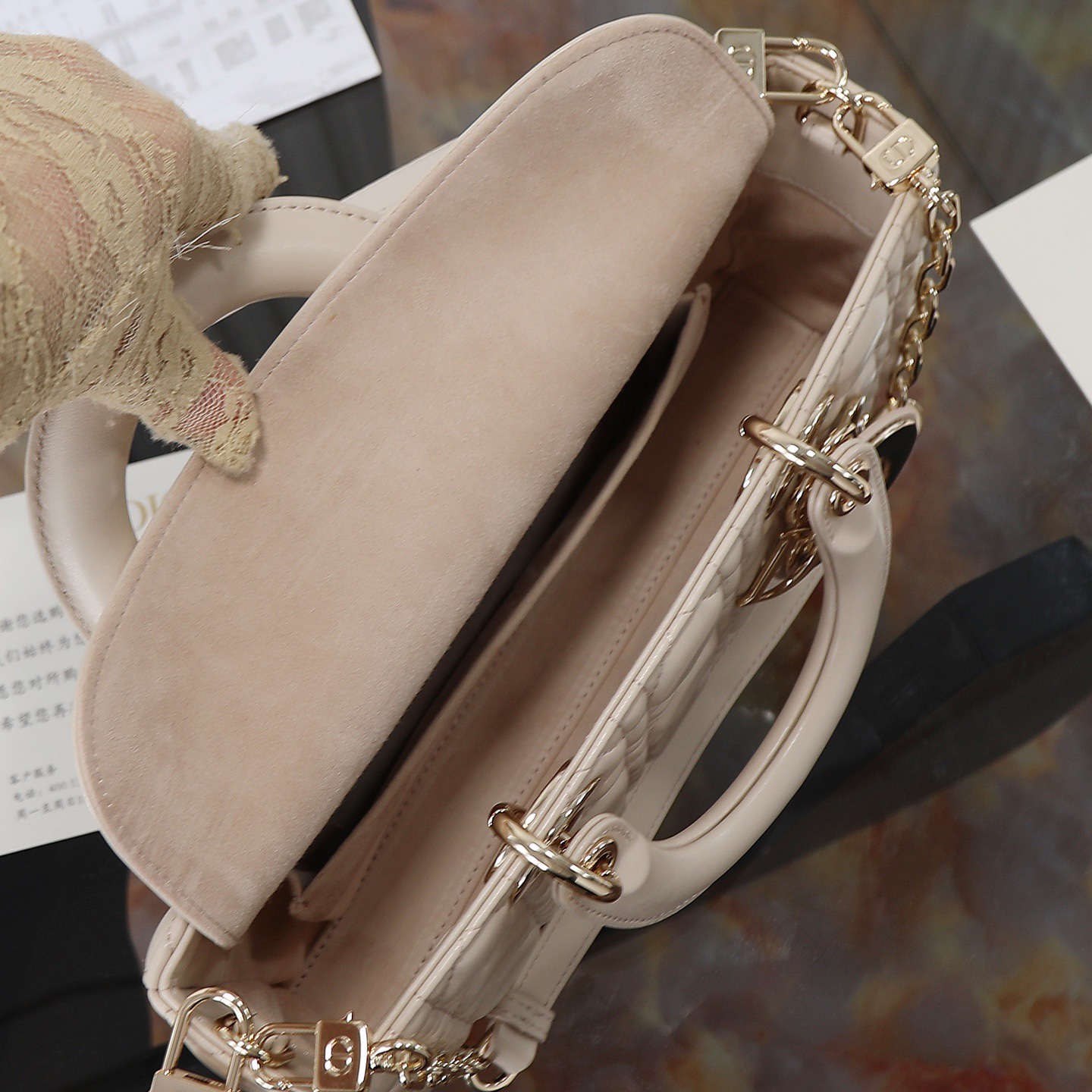 D-joy  原廠級別 

中號尺寸 米色現貨‼️

全新D-joy強勢回歸，最新中號✔️大爆款的節奏🔥，包包自帶兩條肩帶，多種背法🙋🏻‍♀️，上身又美又颯，經典的菱格設計🥅，搭配柔軟的綿羊皮優雅又時尚🌿

size：26-6-14cm
