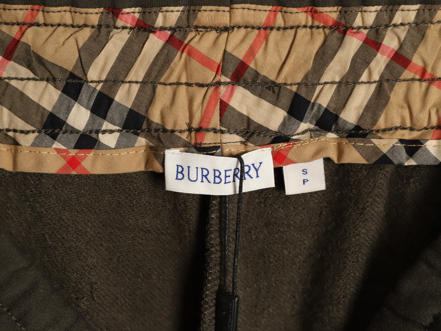 Burberry/巴寶莉 24Fw  TB格紋貼布立體刺繡棉質針織長褲  
面料採用400克洗水純棉毛圈棉質面料，訂染顏色後整蝕毛處理，對照原版做絲滑超柔處理，
布面肌理股線清晰明顯，垂感一級棒，做工精緻都到達外貿出口標準，
刺繡工藝採用百靈達刺繡機器，使刺繡顏色更加飽滿，繡花更加立體，
透氣舒適度高，細節無可挑剔，手感細膩柔軟！上身版型超贊！
顏色：黑色  軍綠
M1 size：S-XL
