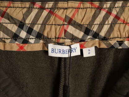Burberry/巴寶莉 24Fw  TB格紋貼布立體刺繡棉質針織長褲  
面料採用400克洗水純棉毛圈棉質面料，訂染顏色後整蝕毛處理，對照原版做絲滑超柔處理，
布面肌理股線清晰明顯，垂感一級棒，做工精緻都到達外貿出口標準，
刺繡工藝採用百靈達刺繡機器，使刺繡顏色更加飽滿，繡花更加立體，
透氣舒適度高，細節無可挑剔，手感細膩柔軟！上身版型超贊！
顏色：黑色  軍綠
M1 size：S-XL
