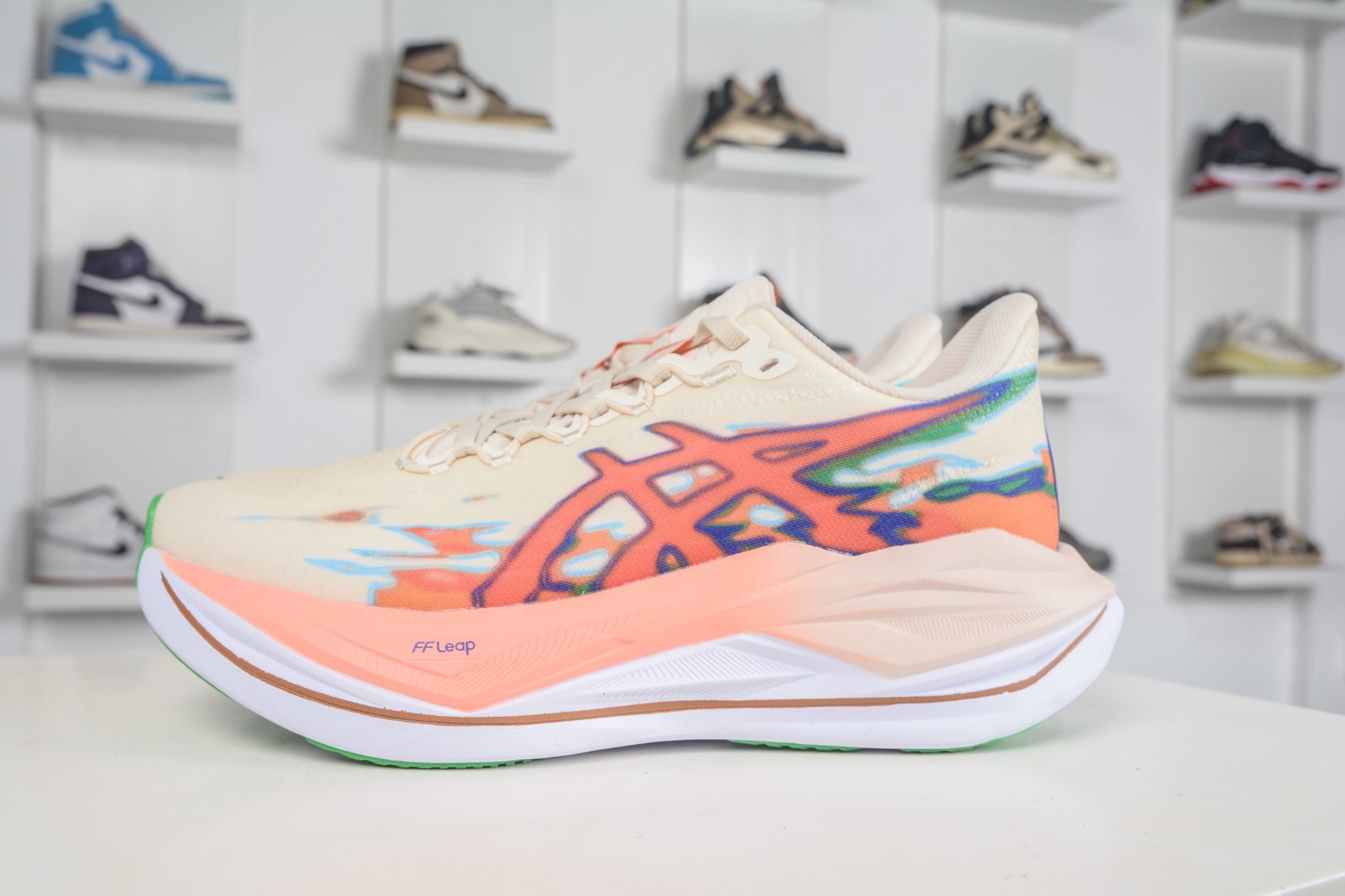 Asics SuperBlast 3 轻量回弹舒适透气支撑跑步鞋 
货号：1013A177 002
尺码：36 37 37.5 38 39 39.5 40 40.5 41.5 42 42.5 43.5 44 44.5 45