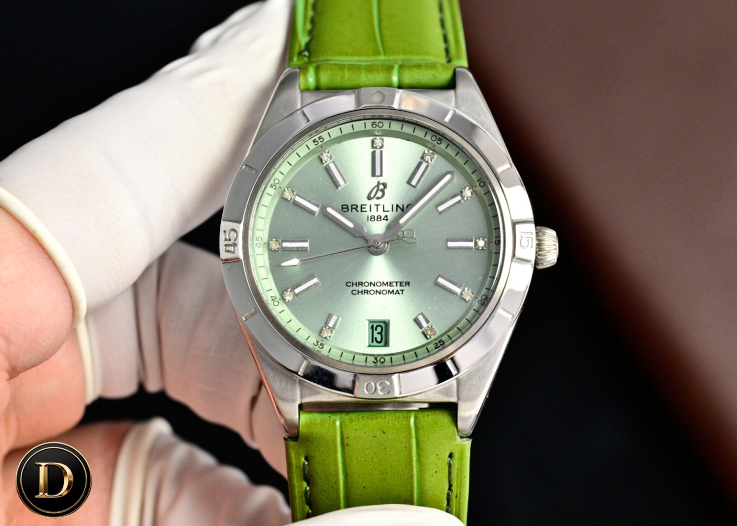 百年靈新款橫空出世（推出新高度）
全新百年靈機械計時腕表-南海膠囊系列
(chronometer Automatic 36mm)特別版
1⃣️現代復古風格讓您在人群中脫穎而出，打破沈悶，有溫度又不失浪漫！
2⃣️這款優雅的現代復古靈感腕表適合想在人群脫穎而出的女士。（男士也可佩戴，膠囊系列市面最薄的中性款。）
3⃣️融合優異性能和造型美感，時尚而優雅，適合各種場合，多種金屬表殼可供選擇，同時也有鑲嵌彩色寶石鑽，從炫酷的精鋼材百搭雙色間金乃至豪華紅金，一應俱全，時標和多姿多彩錶盤。
