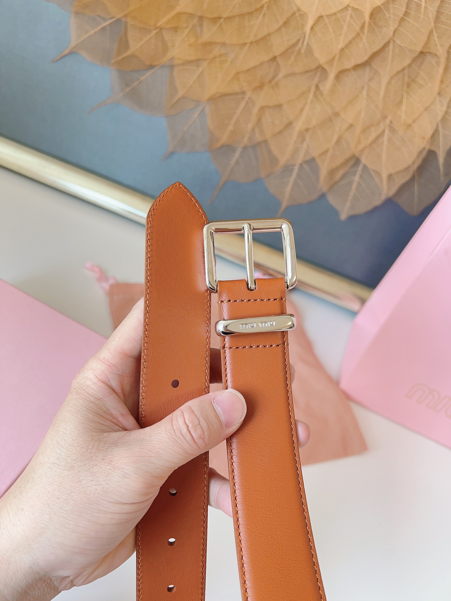 这款皮革腰帶設計簡約而優雅，腰帶環伴以Miu Miu徽標。雙面進口小牛皮 金屬搭扣 腰帶環飾激光雕刻徽標 寬度: 3.5cm
