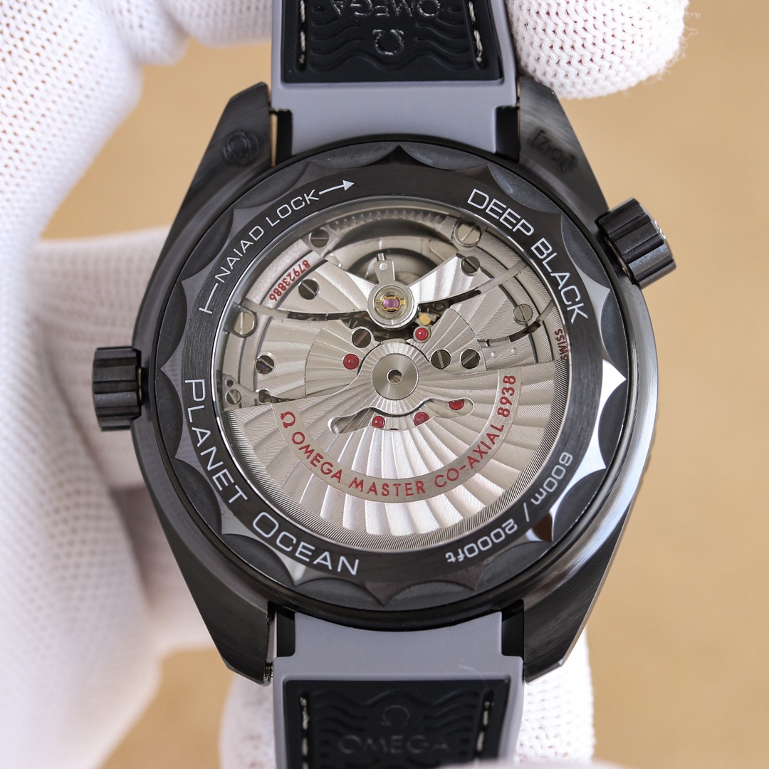 
ZW歐米茄，全新“全陶瓷”600米世界時！海馬系列海洋宇宙世界時腕表！
歐米茄呈獻全新海馬系列海洋宇宙世界時腕表。自環球旅行中汲取靈感，全新腕表沿襲了著名的"深海之黑"腕表的經典設計風格，黑色二氧化陶瓷打造的45.5毫米表殼，防水深度高達600米。
錶盤中央設有鳥瞰地球錶盤，以5級鈦金屬打造，激光燒蝕技術雕刻出陸地輪廓，並經過漆面處理。內錶盤外側設有24小時刻度環，並區分指示夜晚和白天🌞🌙。
Naiad Lock 表背之下，至臻天文台認證的8938機芯清晰可見