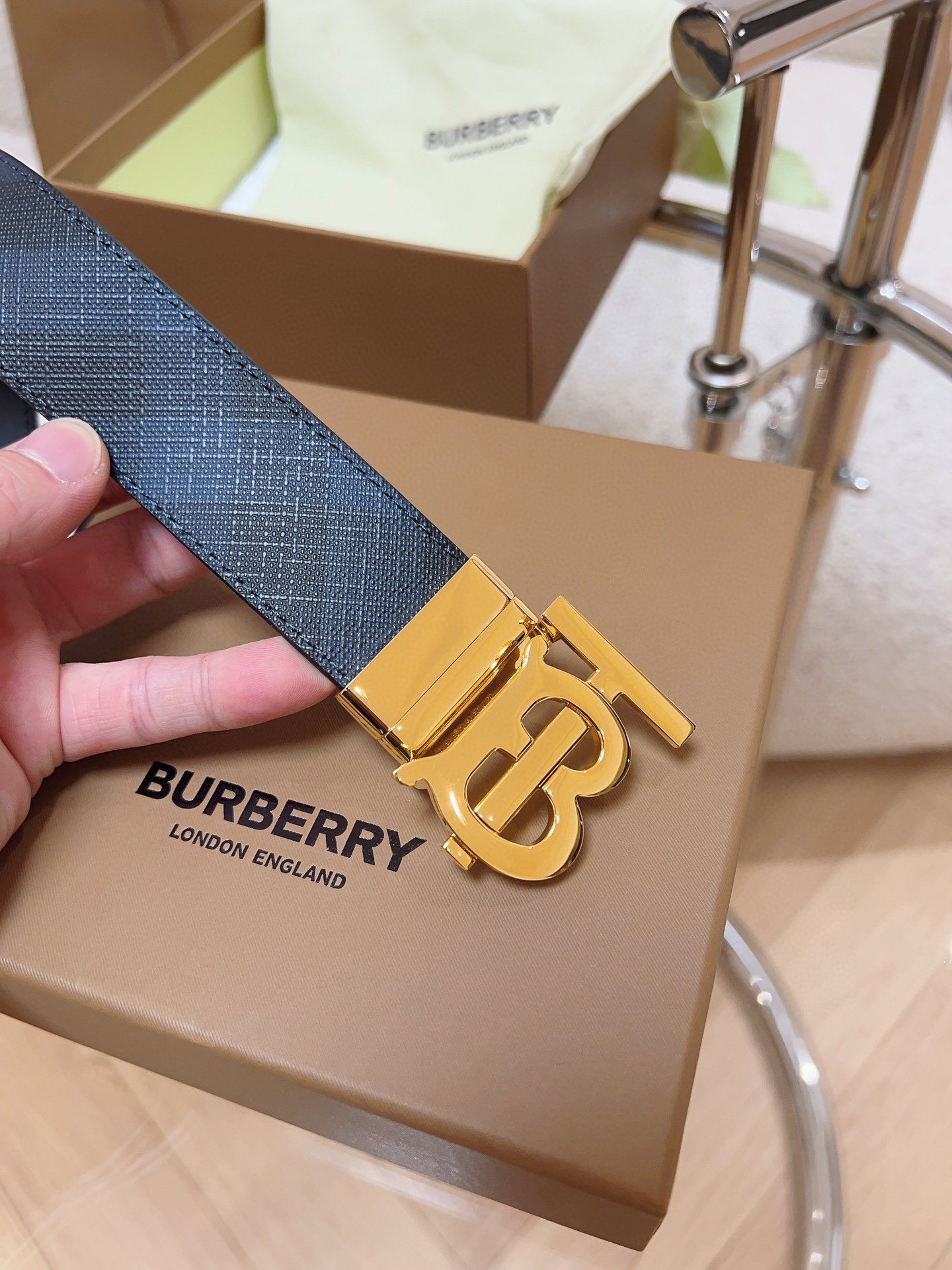 Burberry  專櫃同步 雙面兩用的意大利制腰帶   選用皮革與專屬標識印花環保帆布製作  腰帶配有精美的專屬標識造型飾牌搭扣  寬:3.5cm  精緻優雅  簡單大方.