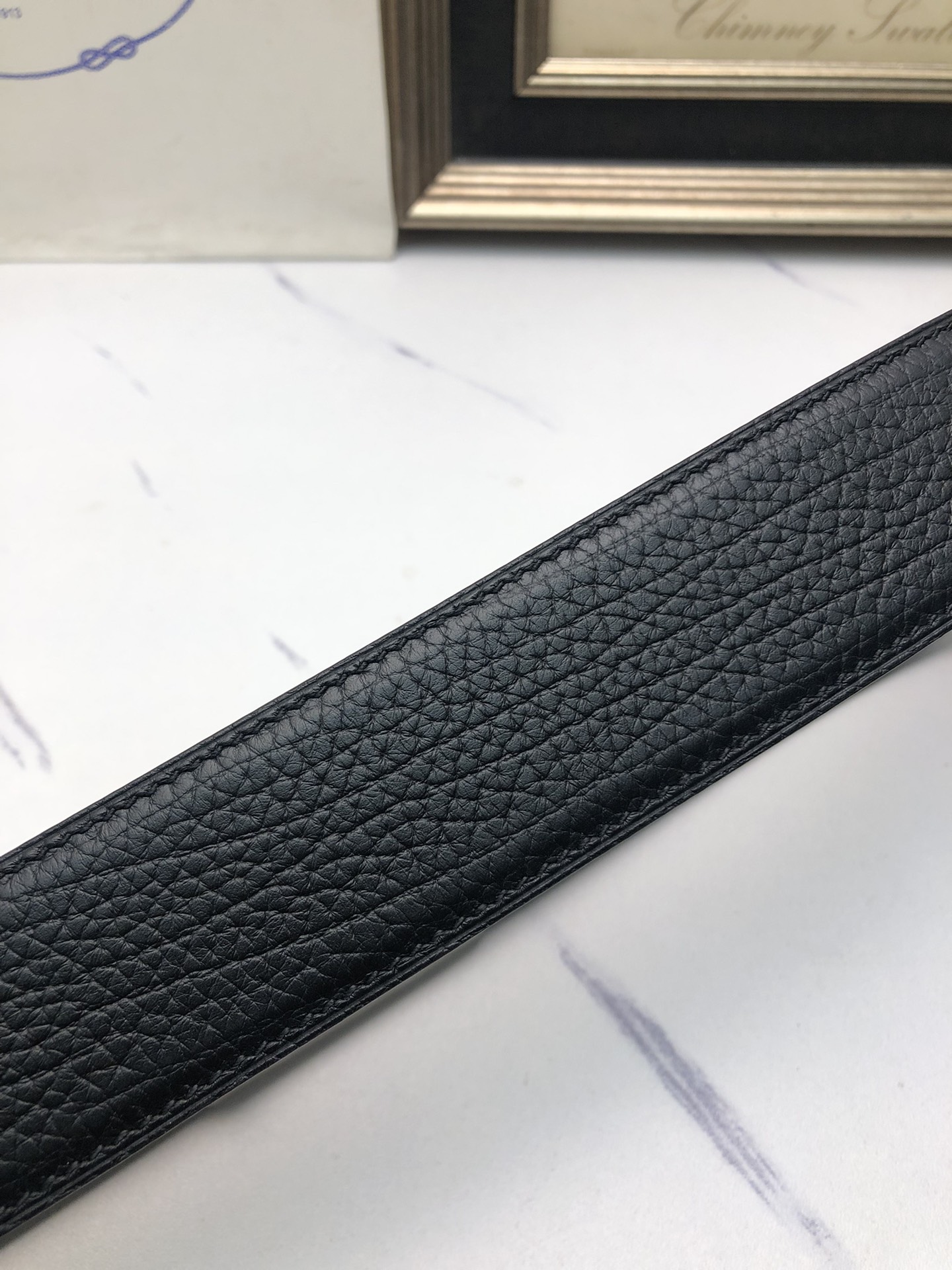 華倫天奴：原單頭層小牛皮壓花紋，內襯頭層鹿皮底，營造織紋外觀。飾以標誌原單扣。專櫃寬度4.0