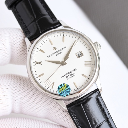 
江詩丹頓傳承系列腕表火爆上市！🔥簡雅大方，完美結合，讓你感受優雅紳土氣息！[禮物]該表搭載原裝進口9015超薄機芯，每小時振頻28800次，性能穩定，零返修！表殼： 釆用316 精鋼，藍寶石玻璃鏡面！🎖搭配意大利真皮錶帶原裝扣，直徑：40 mm，超強防水，簡潔大氣，高端品質，適合各種商務場合，送禮首選！