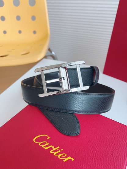 
Cartier（卡地亞）憑借匠心傑作展現與眾不同的美感，融合精湛工藝與經典設計，演繹雋永風格；瀟灑不羈，果敢獨立！此款式易搭配服飾；休閒正裝兩相宜。皮帶寬度：35mm