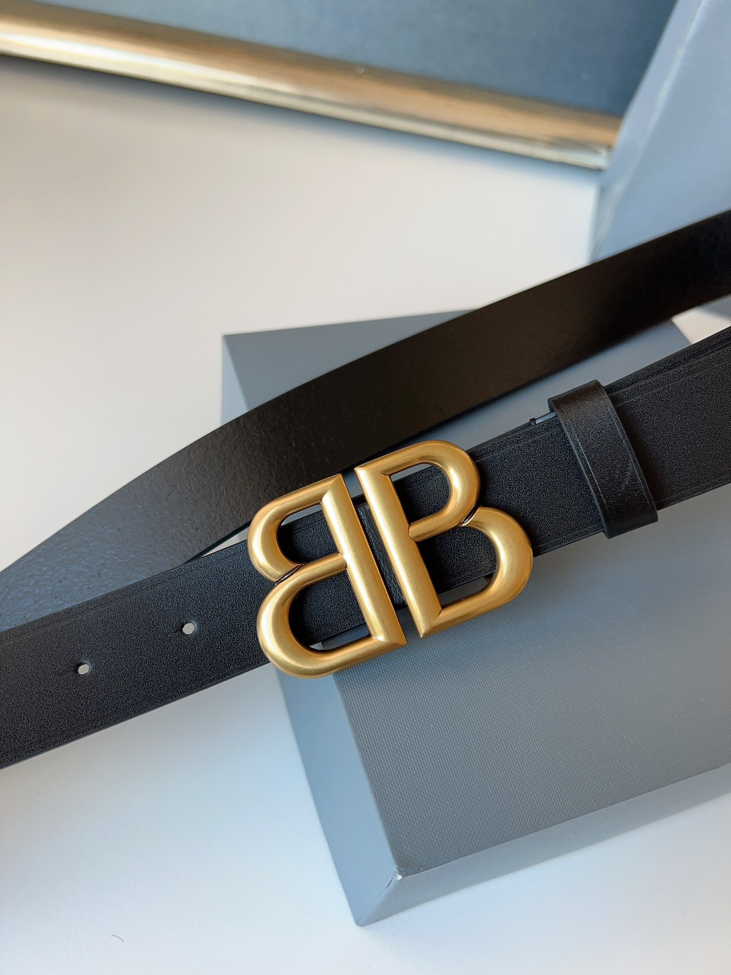 巴黎世家（Balenciaga）寬度3.0cm 是法國的奢侈品牌，作為時尚界最具影響力品牌之一的地位。設計師源於：都市時尚潮流獨特的設計風格，採用進口小牛皮製作；搭配純銅復古五金，使其更具魅力。值得擁有的百搭精品！