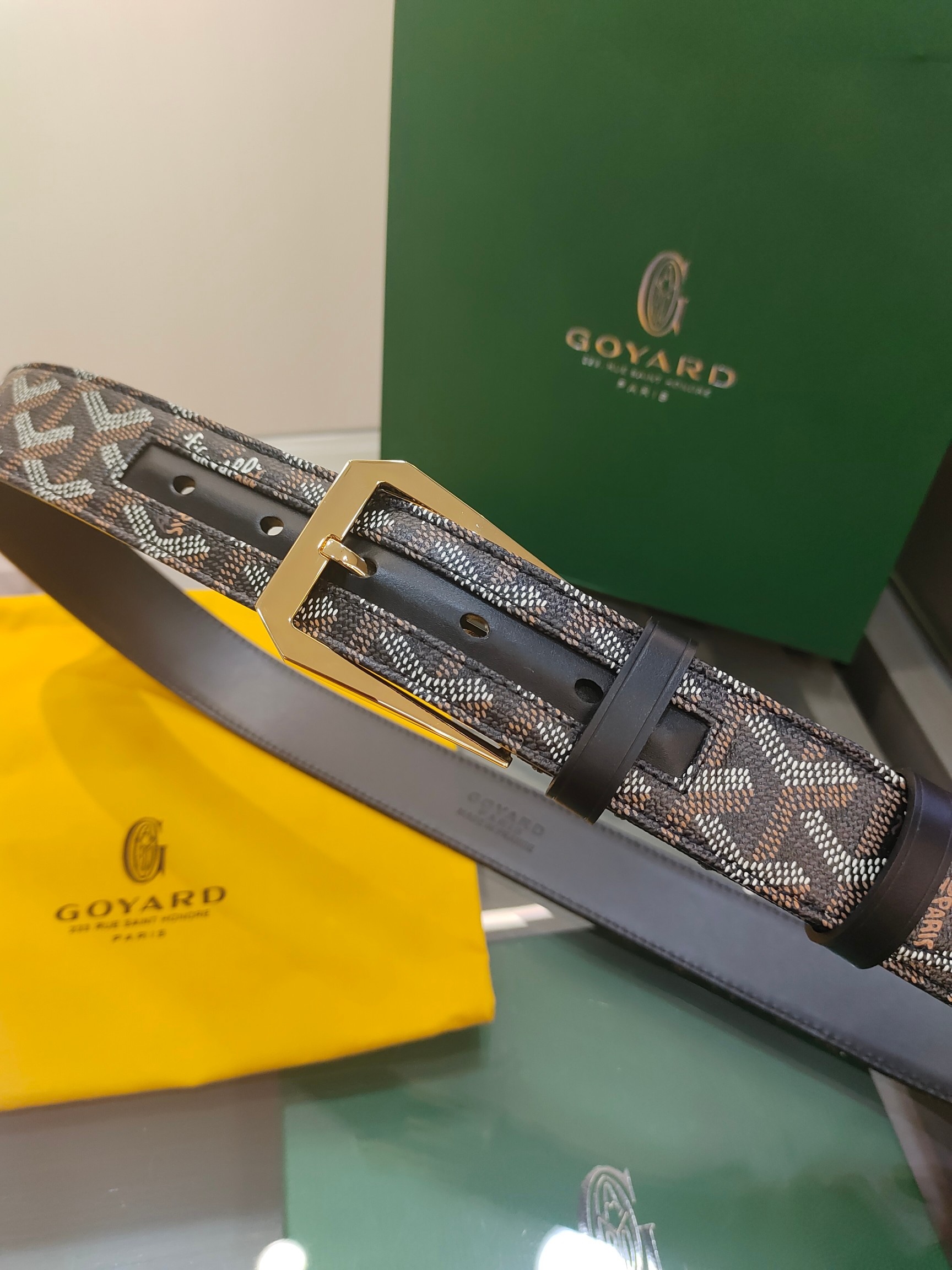 
Goyard(戈雅)腰帶源於法國奢侈品牌，設計風格簡約低調，腰帶身有標誌性帆布搭配進口頭層牛皮，腰帶扣採用簡約精品鋼扣，延續品牌的低調奢華，帶身寬度3.4CM，適用商務休閒日常佩戴。
