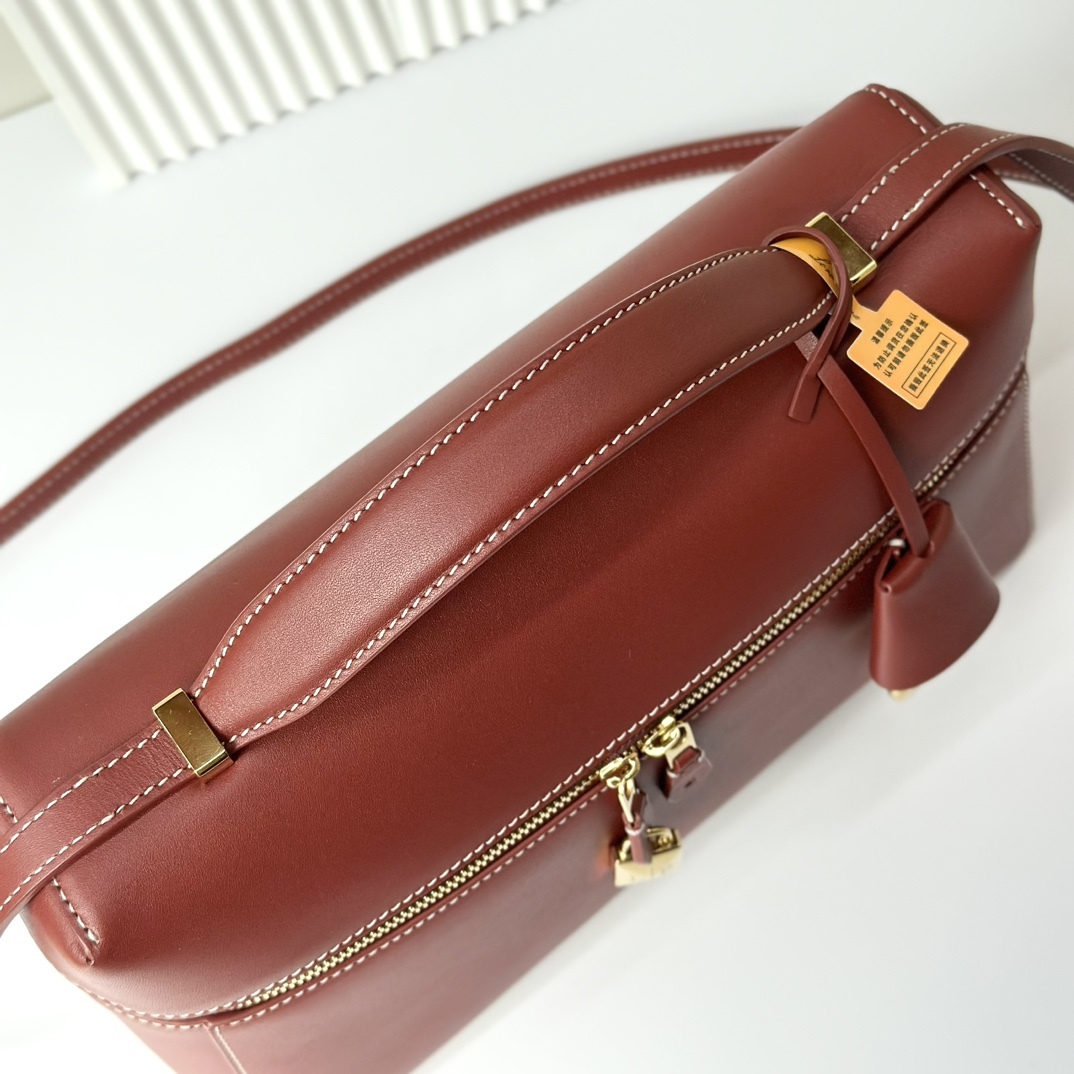 𝓸𝓻𝓸 𝓟𝓲𝓪𝓷𝓪 諾悠翩雅
𝑬𝒙𝒕𝒓𝒂 𝑩𝒂𝒈 𝑳𝟐𝟕 
寬開口加大容量斜挎包，包型設計更立體更有型，包身採用進口原廠小牛皮，手感柔軟而獨特，包包內部結構多了內袋。雙向加長拉鍊開合，配有My Charms金色金屬掛飾（LP特級純鋼五金配件）
size：27*16*10釐米
配全套專櫃禮盒包裝🎁