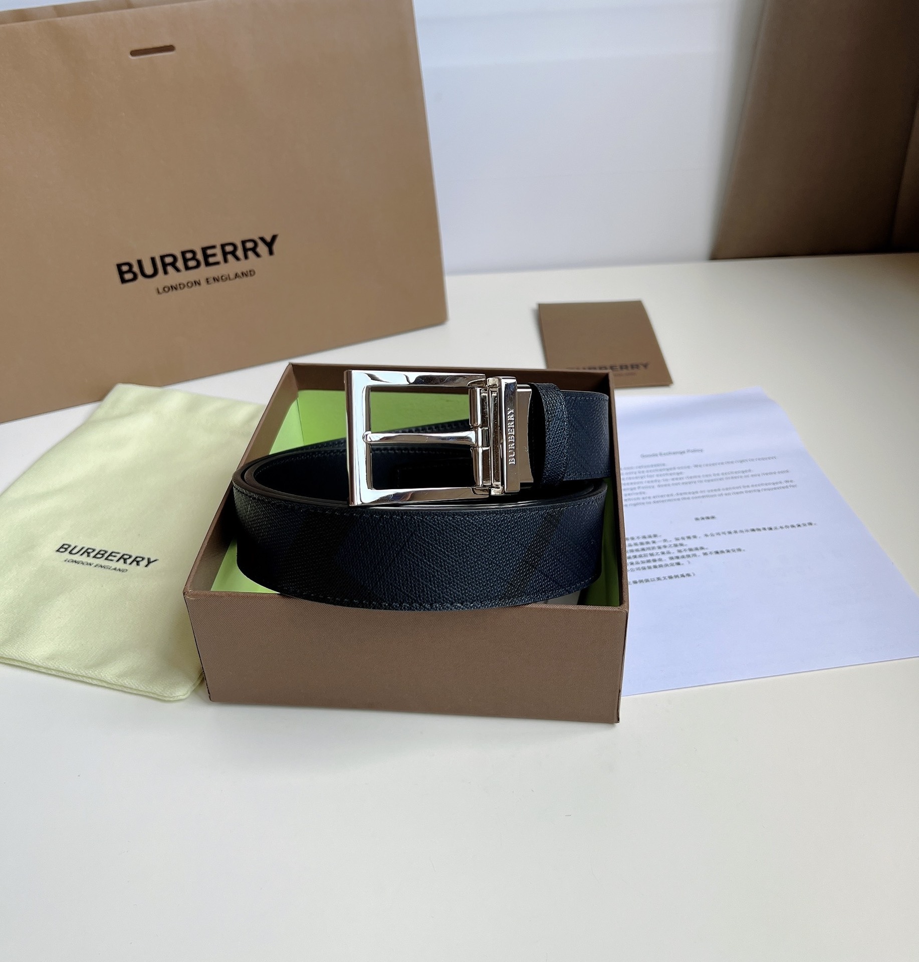 Burberry  專櫃同步 雙面兩用的意大利制腰帶   選用皮革與專屬標識印花環保帆布製作  腰帶配有精美的專屬標識造型飾牌搭扣  寬:3.5cm  精緻優雅  簡單大方.