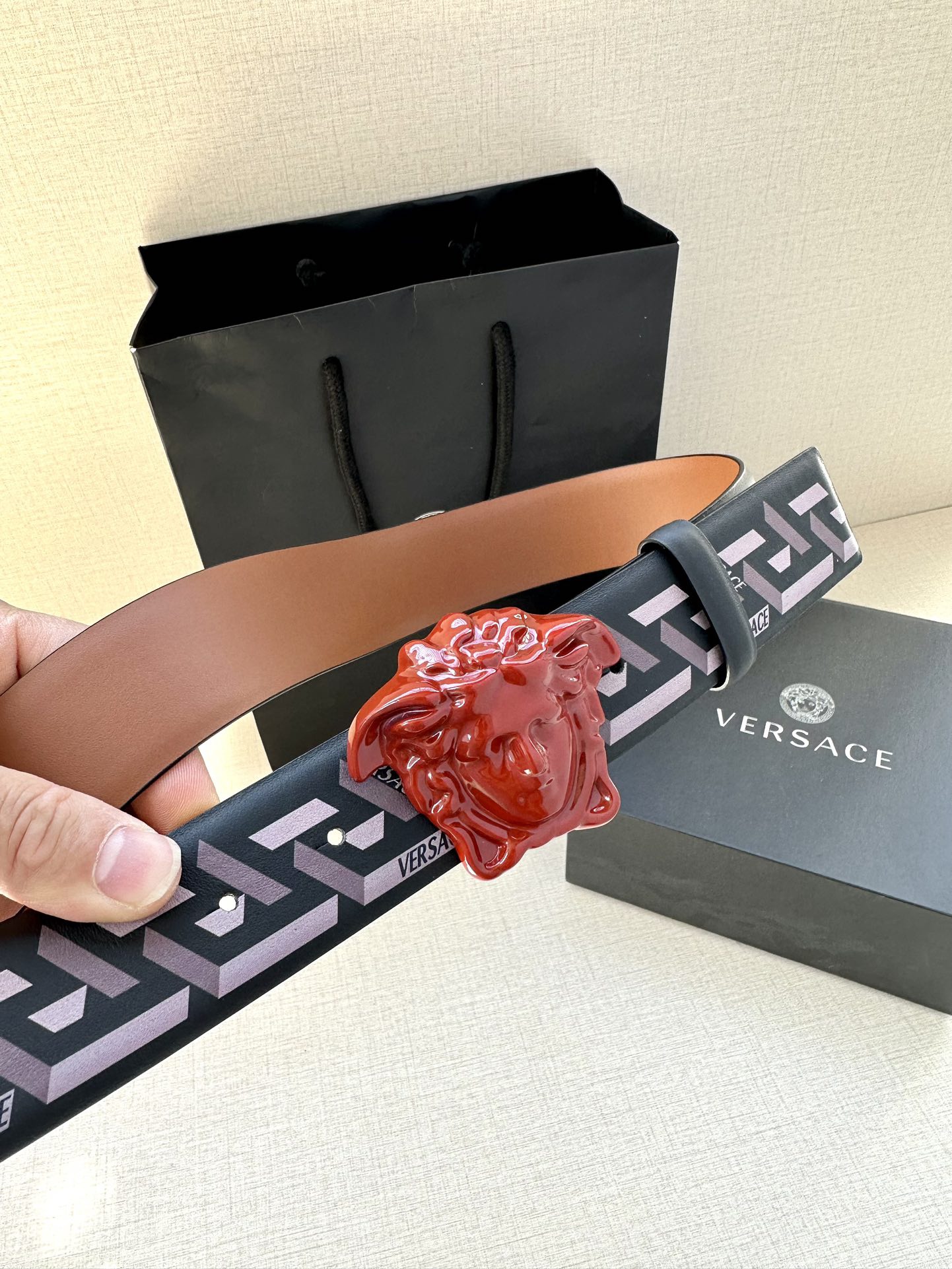 寬度4.0cm VERSACE（範思哲）此款Palazzo腰帶採用牛皮革面料製作，並飾有Le Pop Classique圖案印花和標誌性的美杜莎五金配件。