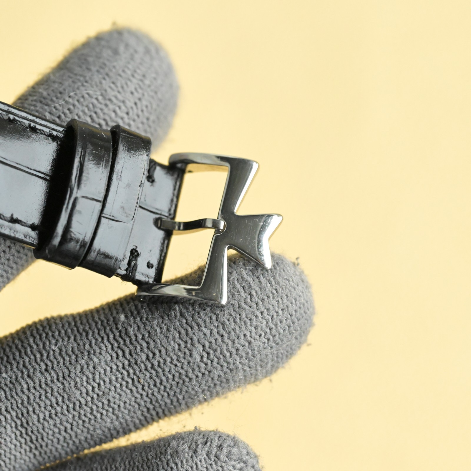 
江詩丹頓【VACHERON CONSTANTIN】傳襲系列男士腕表！全新複雜日月星辰多功能腕表，超強夜光。搭載原裝進口2824-2自動上鏈機械機芯，匯集月份顯示，日月相顯示等功能於一身，堪稱完美，秉承瑞士制表工藝，全鋼鍍納米鉑金表技術，PVD爐內電鍍工藝，法國藍寶石防刮鏡面，進口意大利小牛皮搭配原裝扣，打造出頂級完美產品，尺寸:40*10mm