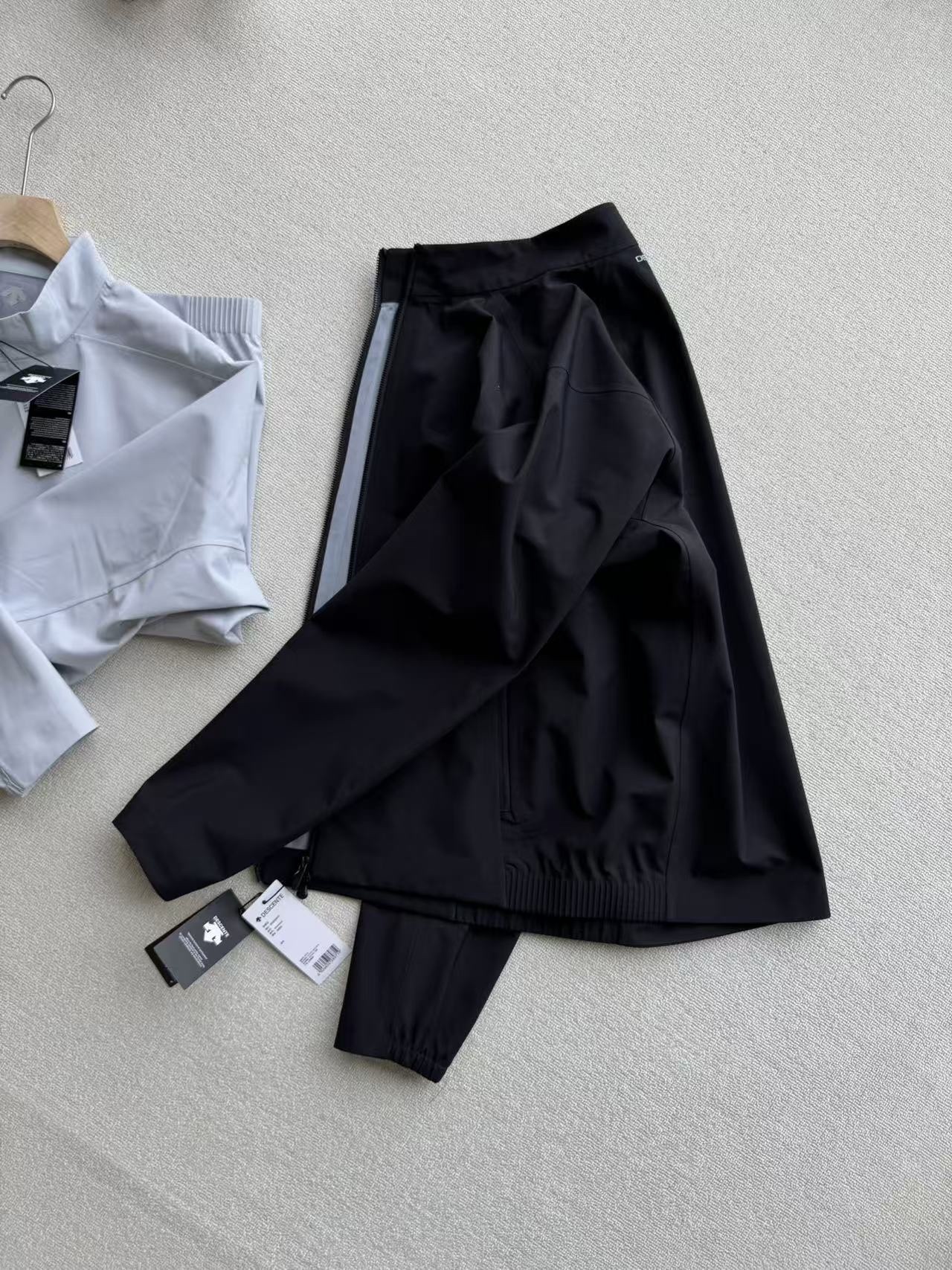 26春款 DESCENTEGOLF迪桑特高爾夫新品男PRO系列防風防潑水夾克外套

採用全無縫熱壓膠工藝，告別針孔滲水，風雨無縫可鑽；搭載專業防水透氣面料，強防風、拒暴雨，極端天氣依舊乾爽。表層DWR防油污防潑水處理，水漬油污一擦即淨，耐髒易打理。剪裁利落百搭，戶外徒步、日常出行皆有型，耐磨抗造，四季實用。

顏色 ：黑色 淺灰
尺碼：m-3XL 圖9