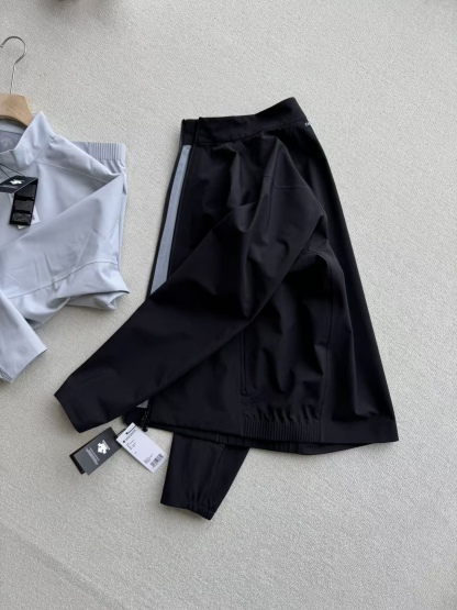 26春款 DESCENTEGOLF迪桑特高爾夫新品男PRO系列防風防潑水夾克外套

採用全無縫熱壓膠工藝，告別針孔滲水，風雨無縫可鑽；搭載專業防水透氣面料，強防風、拒暴雨，極端天氣依舊乾爽。表層DWR防油污防潑水處理，水漬油污一擦即淨，耐髒易打理。剪裁利落百搭，戶外徒步、日常出行皆有型，耐磨抗造，四季實用。

顏色 ：黑色 淺灰
尺碼：m-3XL 圖9