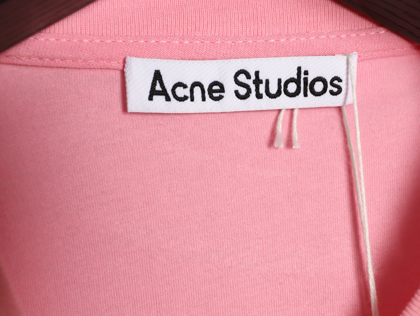 🔝Acne Studios 26SS 1996字母印花短袖T恤
面料是定制定染的32支220g原版雙紗棉，胚布經過高盂環保染色，裁大貨前還要進行高溫環縮水，降低縮水率的同時使得手感更柔軟舒適，印花方面必須五層膠漿，第一遍必須為進口打底漿，填平布料上極為細小的線洞，再由高溫床烤乾再劇頗色，採用油墨因熱平網印花，一共刷五層，每一層間隔為時間為30分鐘，才能保證出來的成品保持原版的質感，全套開發輔料
尺碼：S-XL