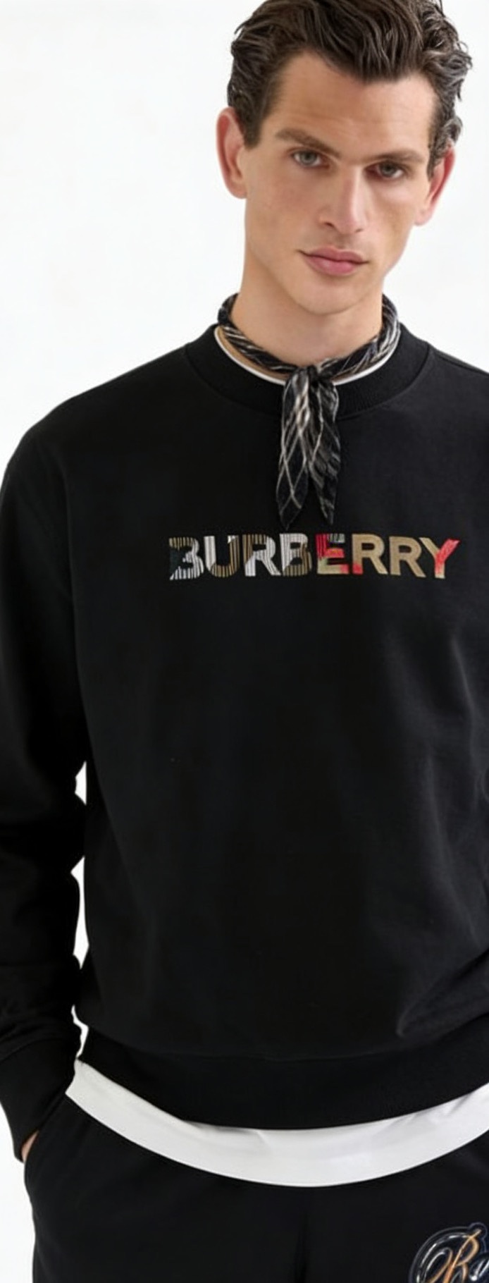 🔝BURBERRY巴寶莉BBR 八色字母繡圓領衛衣 
原版6350購入，原版採用400g 巴寶莉專用反面牛肚面料，反向毛圈底紗 魚鱗布料，螺紋450g雙紗，顏色按布料訂染，原版一致。
前幅進口機立體繡花，凹凸形狀與原版一致，羅紋針織包邊及絨里收納口袋均採用加固縫製，強化功能耐用性；在休閒運動中注入內斂英倫格調。整體完美平衡經典符號的當代轉化、穿著舒適度與日常實用性，成為詮釋現代精英休閒風的典範之作。男女同款
B Size：S-XL