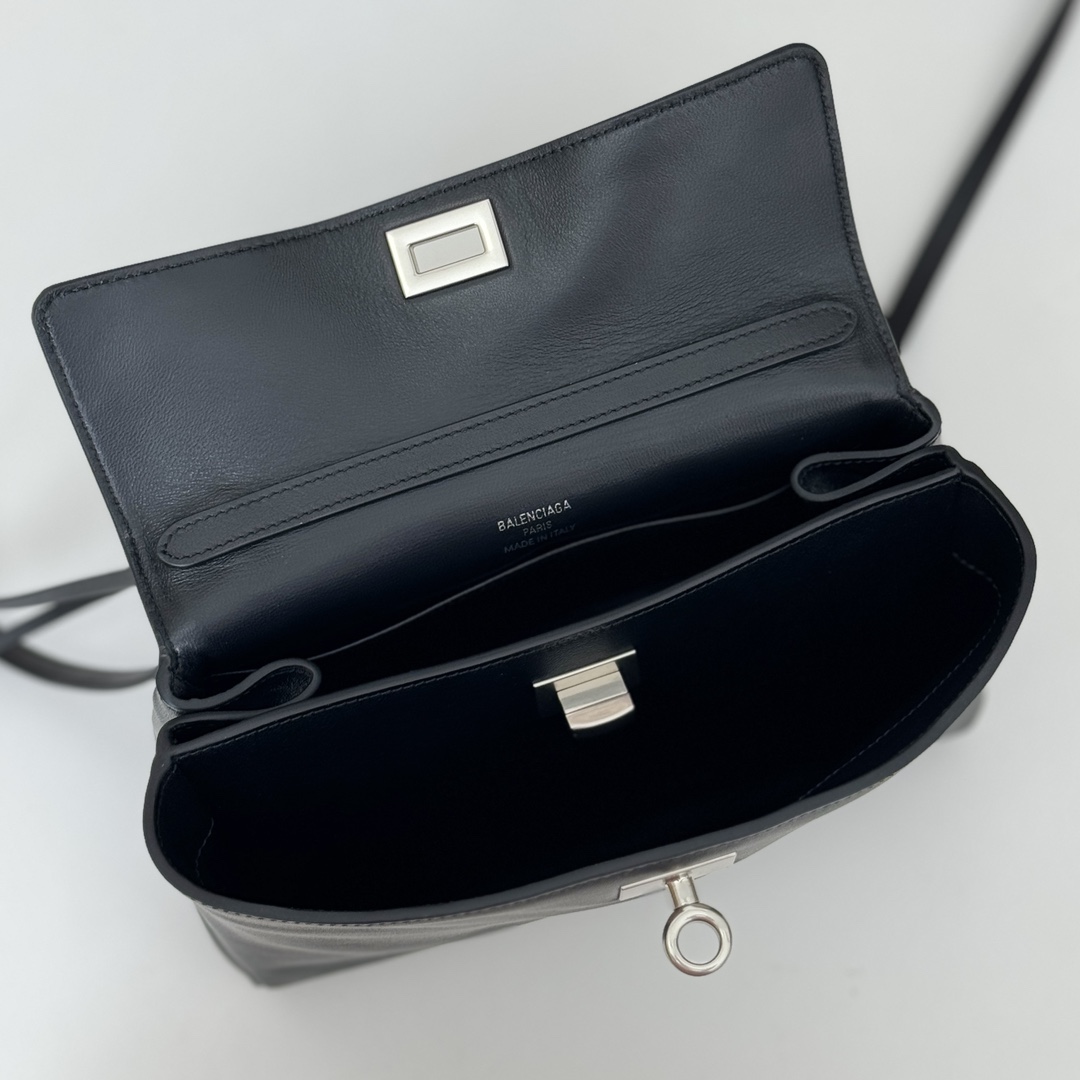 巴黎世家𝗕𝗮𝗹𝗲𝗻𝗰𝗶𝗮𝗴𝗮 🖤🖤出貨了！
款號：795456克色銀扣
尺寸：22.8×9.9×8.3cm
