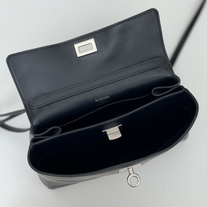 巴黎世家𝗕𝗮𝗹𝗲𝗻𝗰𝗶𝗮𝗴𝗮 🖤🖤出貨了！
款號：795456克色銀扣
尺寸：22.8×9.9×8.3cm
