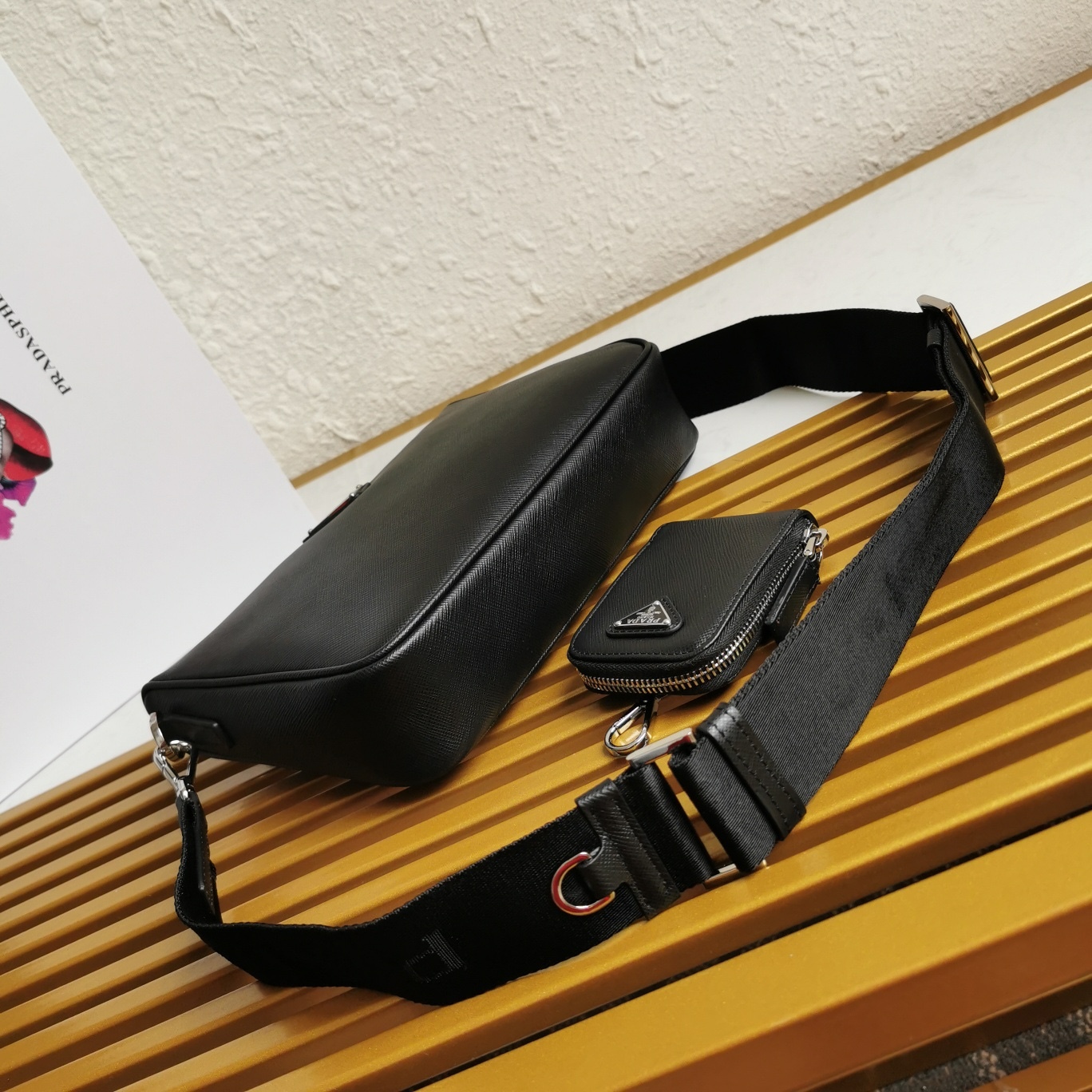 【 原單】🎉全皮三合一😘😘款號2VH113全皮/十字紋牛皮😘😘網紅帥哥靚女團瘋狂種草而風靡時尚圈三合一出了新款！👏👏這款三合一包設計太棒了👍👍配有可拆卸長肩帶，最愛的是肩帶還掛著個小掛飾（小包），也可以掛其它包和褲頭當飾品呼應 🙊🙊平常各種衣著搭配都沒 問題😘😘寶寶們趕緊入手哦，男女共用款，太帥了🙊🙊長23x高18x寬5.5cm