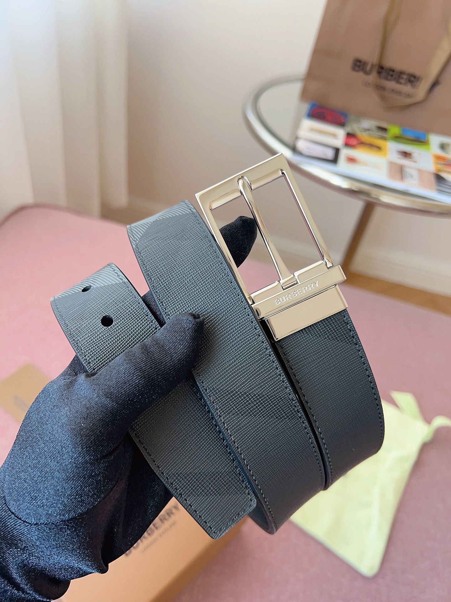 
Burberry博柏利品牌始終秉承傳統精髓，彰顯卓爾不凡的匠制工藝，優雅率性的英倫設計與銳意革新的時尚理念。3.5cm