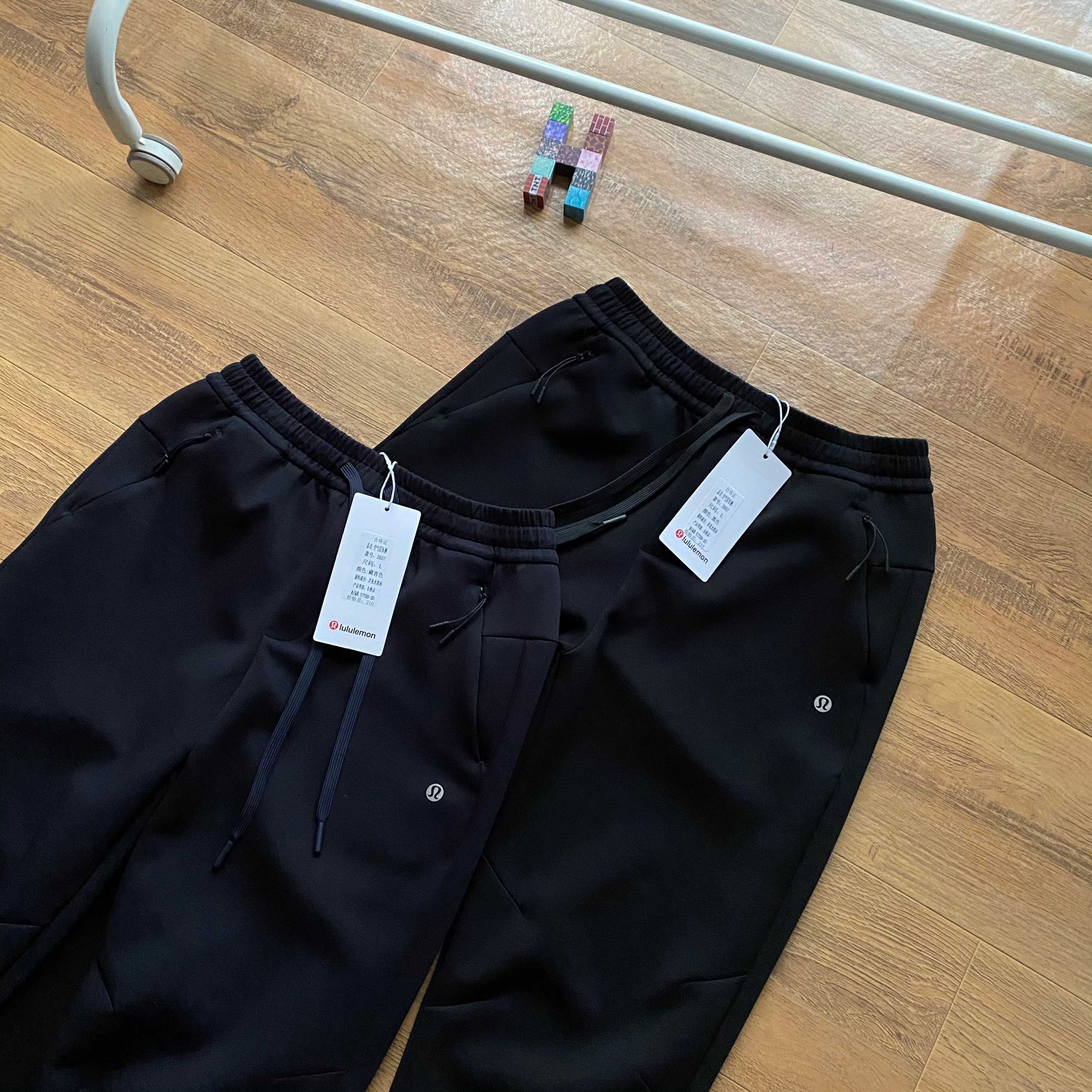 lululemon 露露  2026年春秋季新款男空氣棉休閒長褲  鬆緊腰帶 男士休閒運動衛褲！經典時尚款，客供彈力空氣層面料，軟糯垂彈，舒適透氣！採用空氣棉面料，上身絲滑，柔軟親膚，舒適透氣，不起球，不褪色，耐洗耐穿，上身百搭，不臃腫！做工精細，品質保證！精美logo燙印，兩側隱藏拉鍊口袋，做工細節都非常不錯，上身簡約百搭！立腰部鬆緊抽繩，兩側拉鍊口袋，做工走線整齊密集，高品質精品貨，空氣層面料定織定染，無色差。寬松版型，不挑腿型，更加遮肉顯瘦，烘托休閒隨意舒適的氣氛，不管怎麼穿搭都好看！