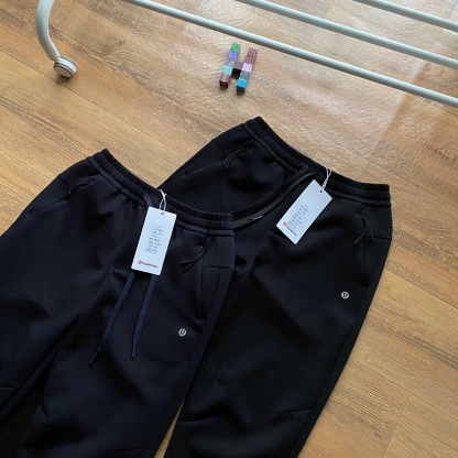 lululemon 露露  2026年春秋季新款男空氣棉休閒長褲  鬆緊腰帶 男士休閒運動衛褲！經典時尚款，客供彈力空氣層面料，軟糯垂彈，舒適透氣！採用空氣棉面料，上身絲滑，柔軟親膚，舒適透氣，不起球，不褪色，耐洗耐穿，上身百搭，不臃腫！做工精細，品質保證！精美logo燙印，兩側隱藏拉鍊口袋，做工細節都非常不錯，上身簡約百搭！立腰部鬆緊抽繩，兩側拉鍊口袋，做工走線整齊密集，高品質精品貨，空氣層面料定織定染，無色差。寬松版型，不挑腿型，更加遮肉顯瘦，烘托休閒隨意舒適的氣氛，不管怎麼穿搭都好看！