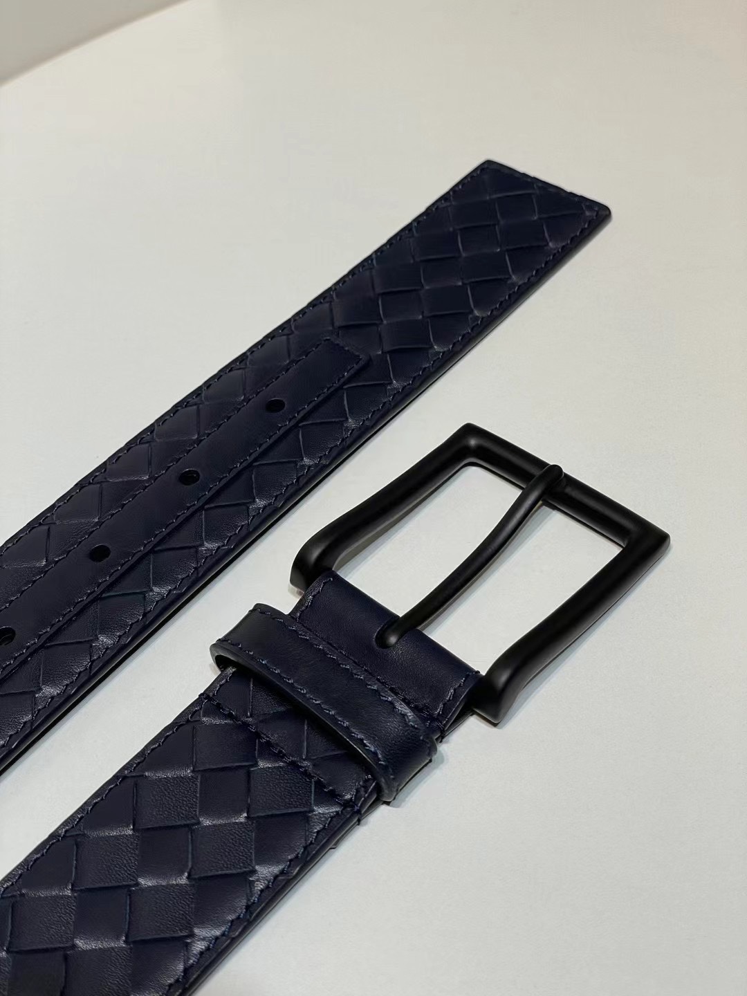 🔥🔥新 🆕純手工編織皮帶可為休閒裝或正裝造型增添優雅韻味，🔥是低調奢華的典範。[嘴唇]採用意大利柔軟的胎小牛皮全手工精工打造而成，鎳色五金扣頭令其更顯獨特別緻、🔥[嘴唇]優雅迷人氣息。[強]4.0cm寬