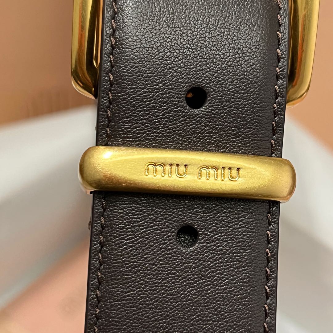 MiuMiu 今年大爆款上新‼️‼️
這就是野性與可愛結合的反差美！
關但寬度粗 腰頭大 有一種野性與可愛結合的反差美～
炎名系上有甜酷甜酷的氛圍感喔#
寬度 ：3.5cm