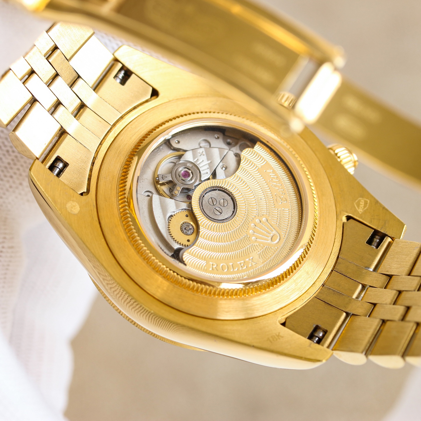 年度新款強力推薦
🔥經典日誌系列-多功能腕表🔥
防表屆最高版本⌚️勞力士⌚️ 複雜系列六針男表[愛心]爆款[愛心] 多功能腕表。
1⃣️搭載原裝進口9100星期月份月相動能功能機芯機械表！
2⃣️錶盤上採用經典獨家高級奢華稜紋 突顯出這款腕表的華貴氣質[呲牙]
3⃣️錶帶採用進口316鋼帶腕表！
4⃣️表鏡採用雙卜藍寶石鏡面！
5⃣️透視底蓋！
6⃣️直徑41毫米，厚度10毫米！
腕表功能匯集星期/月份/日期/月亮/太陽等功能於一身，最佳男士商務腕表真正的標配！為高端腕表的代表之作！
榮譽出品 尊