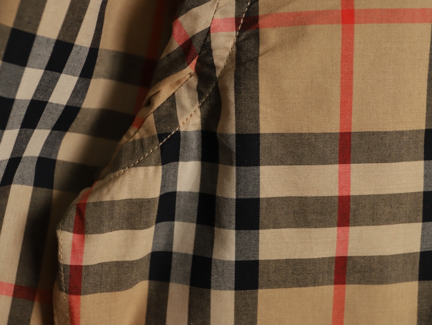 Burberry/巴寶莉 門襟袖口織帶格紋棉質長袖襯衫
面料採用雙股80支梭織斜紋面料，格紋對位，紗線定織定染，
每個獨立的尺碼都是定位裁片，前幅，口袋，
袖子等部位都是對格對位的，工序複製，費時費料，
採用純天然珍珠貝殼紐扣，洗水嘜定制，多處手工一片一片激光剪裁對位，
所有工序，用料都是ZP做法，區別市面一眼假版本
裝飾品牌典藏 復古大格紋，BUR粉絲的衣櫥珍藏款式,尤其是對於忠實的BUR粉來說，
此款更是絕對不能錯過的珍寶級別產物！
顏色：門襟袖口織帶
S Size：S-XL