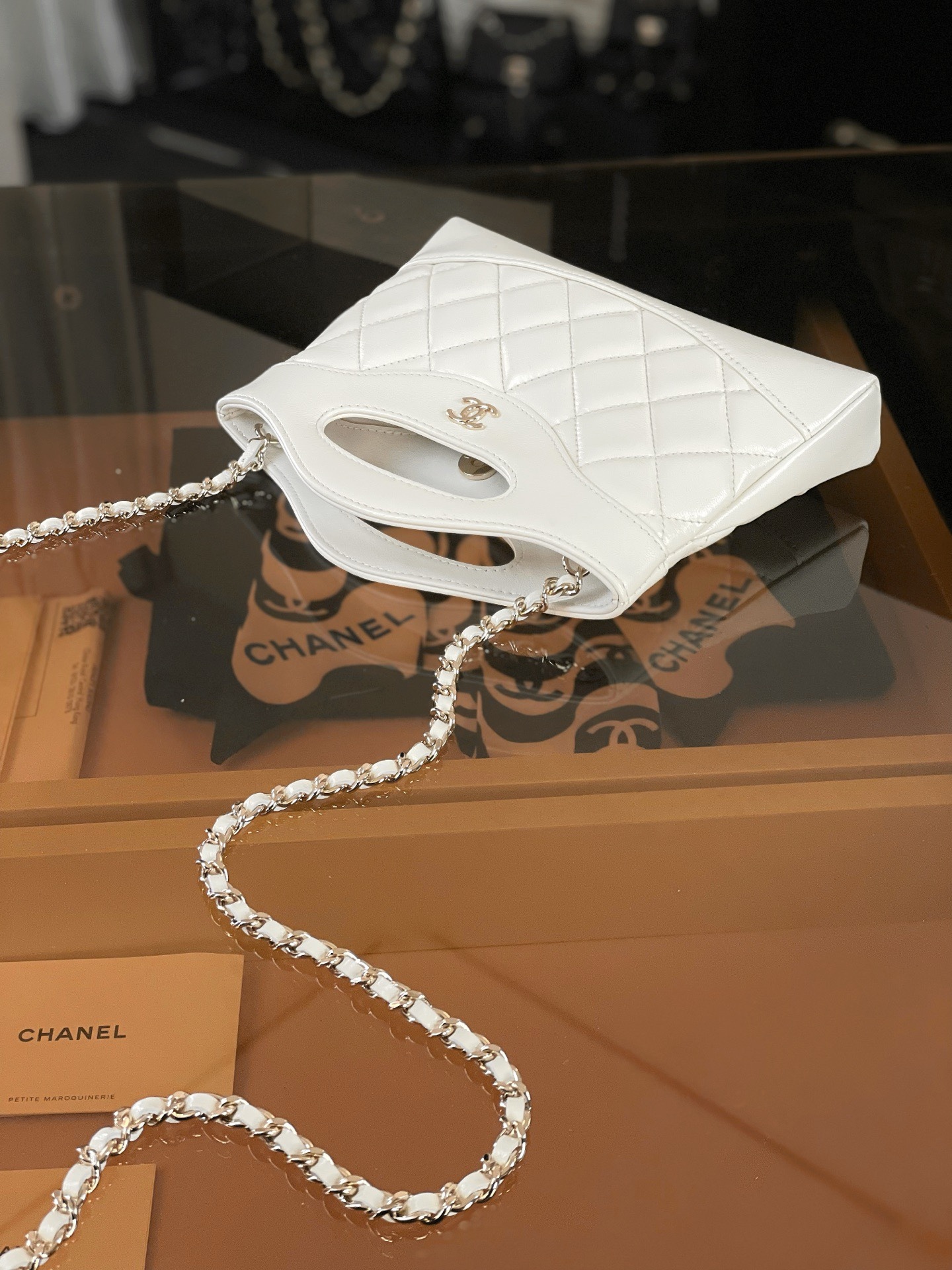 特▪️級鋼 到貨
全新到貨🆕𝗖𝗵𝗮𝗻𝗲𝟭 𝟮𝟓𝐏 羊皮系列
𝟥𝟣𝖡𝖺𝗀 𝖭𝖺𝗇𝗈 白色

𝟐𝟓𝐏橫版𝟥𝟣𝗆𝗂𝗇𝗂可愛無敵𝖦𝖾𝗍❕
“包王”經典再現巧妙設計🪄
滿足了時髦精的在所期待啦…
軟萌感讓我毫無抵抗力〰️

五金：厚鍍𝟣𝟦𝖪淡金
皮料:   金標𝗓𝗉原廠小羊皮
尺寸：𝟣𝟩.𝟧*𝟤𝟢.𝟧*𝟥.𝟧 𝖼𝗆
3656