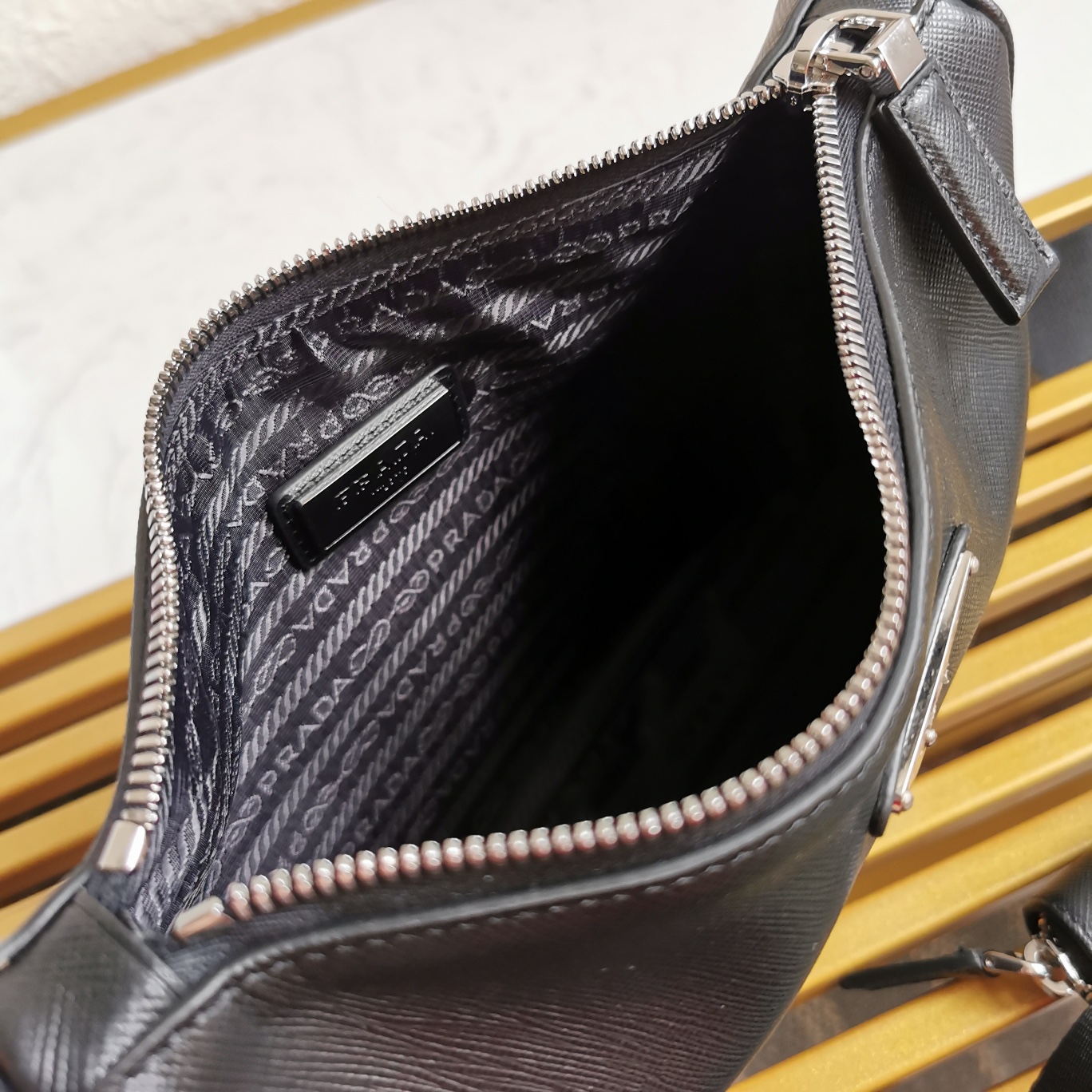 【 原單】🎉全皮三合一😘😘款號2VH113全皮/十字紋牛皮😘😘網紅帥哥靚女團瘋狂種草而風靡時尚圈三合一出了新款！👏👏這款三合一包設計太棒了👍👍配有可拆卸長肩帶，最愛的是肩帶還掛著個小掛飾（小包），也可以掛其它包和褲頭當飾品呼應 🙊🙊平常各種衣著搭配都沒 問題😘😘寶寶們趕緊入手哦，男女共用款，太帥了🙊🙊長23x高18x寬5.5cm