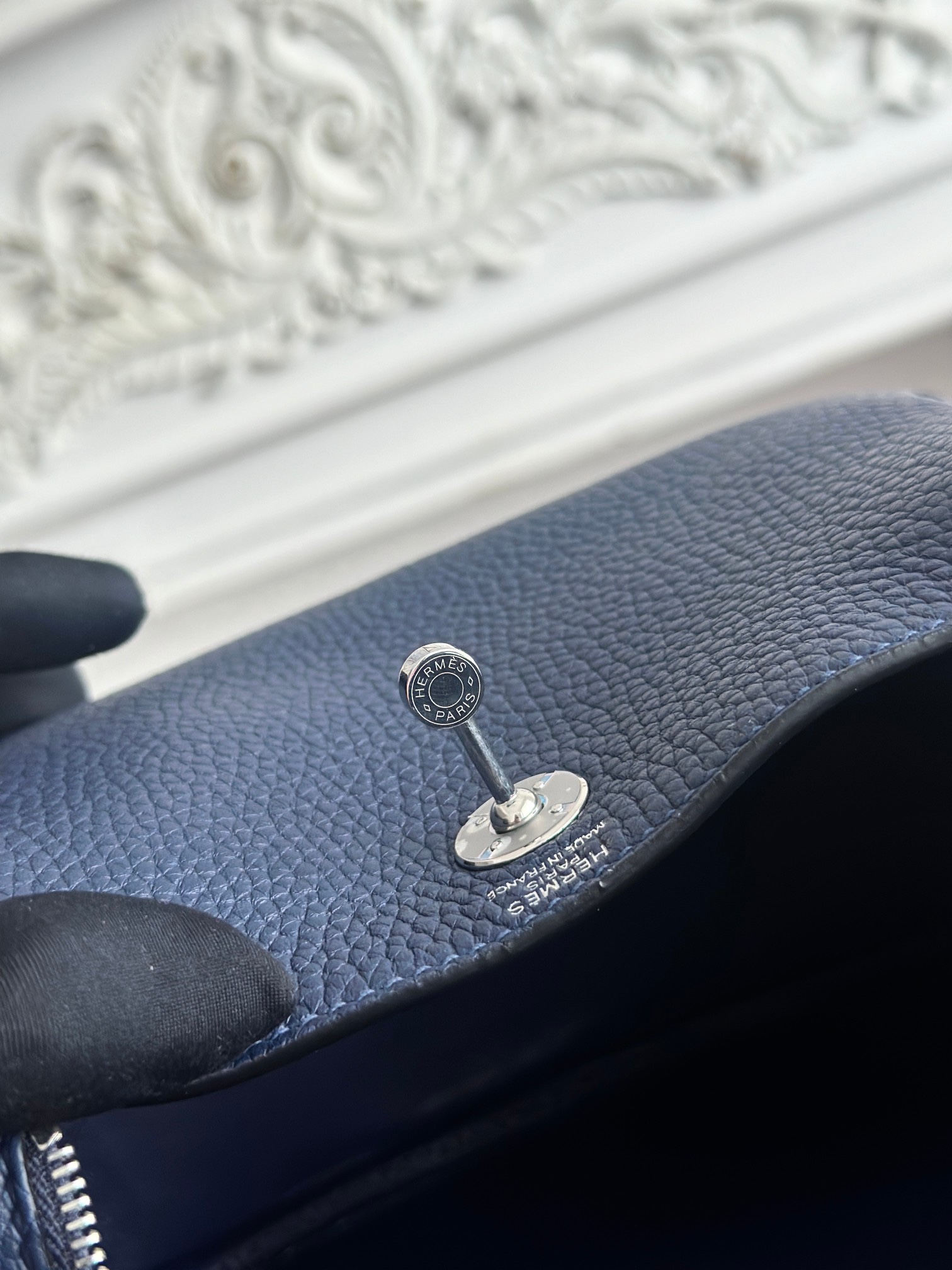 琳迪lindy 19cm	
Tc皮 蜜蠟線半手工縫製
lindy19保留了琳迪包所有細節的完整設計，側口袋、拉鍊等全部都是經典的設計√
這只小可愛暴擊了多少人的少女心