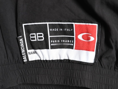 🔝Balenciaga 巴黎世家 26SS 3M徽章衝鋒衣夾克外套
Football系列夾克 黑色主調+灰色Logo刺繡 緞面材質自帶光澤 oversize版型超顯瘦 立領設計利落有型 袖口和下擺細節豐富 左下角“88”數字+品牌元素 辨識度超高 日常街頭、暗黑風都能輕鬆駕馭 搭配同系列衛衣或褲子 酷感造型輕鬆get
尺碼：XS-L