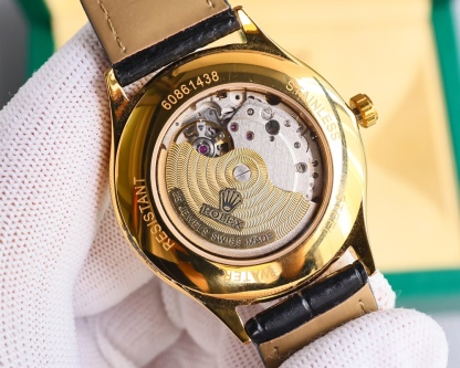 新品特推🔥🔥勞力士ROLEX（實拍圖）商務系列，全表採用316L精鋼，高檔大氣！316L精鋼打造完美多邊形弧度表殼！搭配進口藍寶石玻璃，意大利防水皮帶，原裝針扣！！！搭載原裝進口全自動機械機芯（零返修） ，直徑尺寸40mm 深度防水。 產品實物光澤手感更佳精湛  字盤刻度栩栩如生  殼套工藝都是宗師級別輕身檢驗 加上新時代機器高技鍛造  上手震撼尊貴非凡🔥AD出品 精品不斷🔥