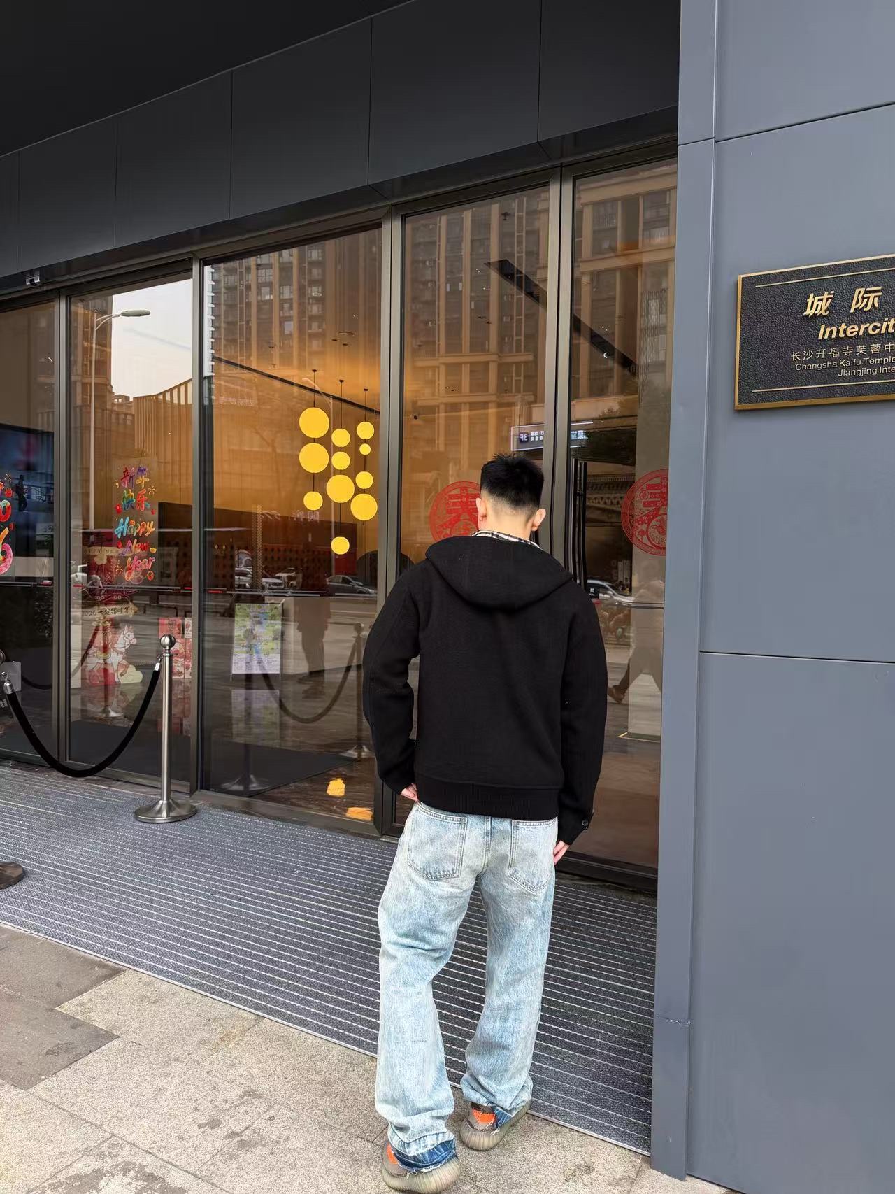 🔝BURBERRY巴寶莉BBR 雙面穿羊毛連帽外套
精選雙面羊毛斜紋面料，通過獨特的拉絨工藝處理，使表層呈現細膩豐盈的絨毛質感，觸感如雲朵般柔軟親膚，同時保留羊毛天然的保暖性與透氣性。一面以沈穩黑色演繹低調奢華，另一面則鋪滿標誌性的紅、黑、駝三色交織的經典圖案，既是品牌視覺符號，也為穿搭注入復古氣息。雙面可穿的設計，讓一件外套擁有兩種風格。
選用優質羊絨纖維進行精細紡紗，確保紗線的均勻性和強度。然後，通過先進的織造技術將紗線織成具有雙面效果的毛呢面料。
面料在裁剪前會經過預縮處理