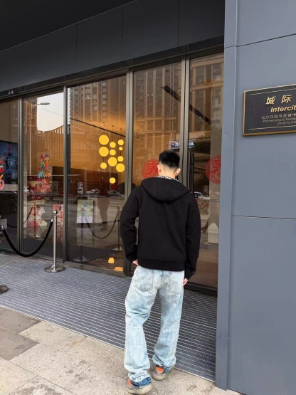 🔝BURBERRY巴寶莉BBR 雙面穿羊毛連帽外套
精選雙面羊毛斜紋面料，通過獨特的拉絨工藝處理，使表層呈現細膩豐盈的絨毛質感，觸感如雲朵般柔軟親膚，同時保留羊毛天然的保暖性與透氣性。一面以沈穩黑色演繹低調奢華，另一面則鋪滿標誌性的紅、黑、駝三色交織的經典圖案，既是品牌視覺符號，也為穿搭注入復古氣息。雙面可穿的設計，讓一件外套擁有兩種風格。
選用優質羊絨纖維進行精細紡紗，確保紗線的均勻性和強度。然後，通過先進的織造技術將紗線織成具有雙面效果的毛呢面料。
面料在裁剪前會經過預縮處理