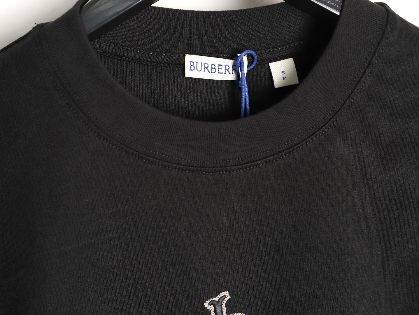 🔝BURBERRY巴寶莉BBR 哥特體刺繡短袖T恤
正品4550購入，100%洗後維斯棉235克，舒彈羅紋285克，進口刺繡，面料酵洗，定制1：1商標，寬松版型
B Size：S-XL