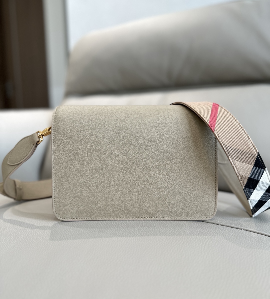 B家最新格紋挎包配上寬肩帶 💕肩帶長短可以自動調節，單肩斜挎包手拿，隨心所欲 
進口小牛皮拼帆布格紋實用性超絕，日常通勤、逛街出行，所需物品都能輕鬆裝下 尺寸24x17x9型號0251