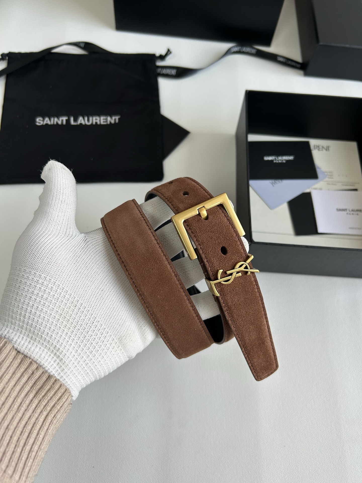 聖羅蘭 女士腰帶，進口小牛皮 配以CASSANDRE 標識腰帶環。古銅色金銀五金可選。精緻優雅的設計，寬度3.0cm