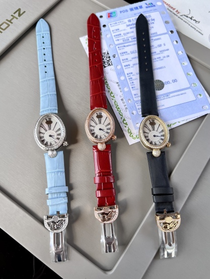 優雅出品史上最強復刻女表——寶璣那不勒斯皇后  黃金殼  系列驚艷登場，修正市場版本的所有不足，高貴典雅，盡顯女王風範！
【表殼】腕表尺寸分別為中號36.5x28.5毫米 小號33 x 25毫米
鵝卵形表殼高雅大氣，表殼外緣飾有錢幣紋。表圈和表殼周圍鑲嵌共117顆施華洛水晶（約0.99克拉）。表冠處鑲有一顆梨形晶石（約0.26克拉）
【精彩細節】
1.與原裝吻合，在表殼背部均打有貴金屬標識，效果清晰工整，彰顯腕表檔次。2.穹面玻璃，從側面看不僅有魚眼效果，還能折射鑽石帶來的璀璨光芒，更顯腕表高貴血統。
