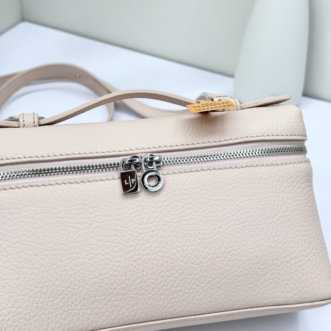 𝓛𝓸𝓻𝓸 𝓟𝓲𝓪𝓷𝓪諾悠翩雅
𝑬𝒙𝒕𝒓𝒂 𝑷𝒐𝒄𝒌𝒆𝒕 𝑳𝟏𝟗 
這是一款大開口結構的功能性設計的手拿包，經典風格和簡約設計的組合體。包身採用進口原廠小牛皮材質，輕微的錘紋呈現優雅的紋理，內里採用進口原廠小羊皮。皮革手柄和可拆卸肩帶，可打造出不同背法實用百搭。雙向拉鍊開合，搭配My Charms銀色金屬掛飾。（LP特級全鋼配件五金）
size：11×19×6.5cm
貨號：FAN4046
配套全套專櫃禮盒包裝🎁